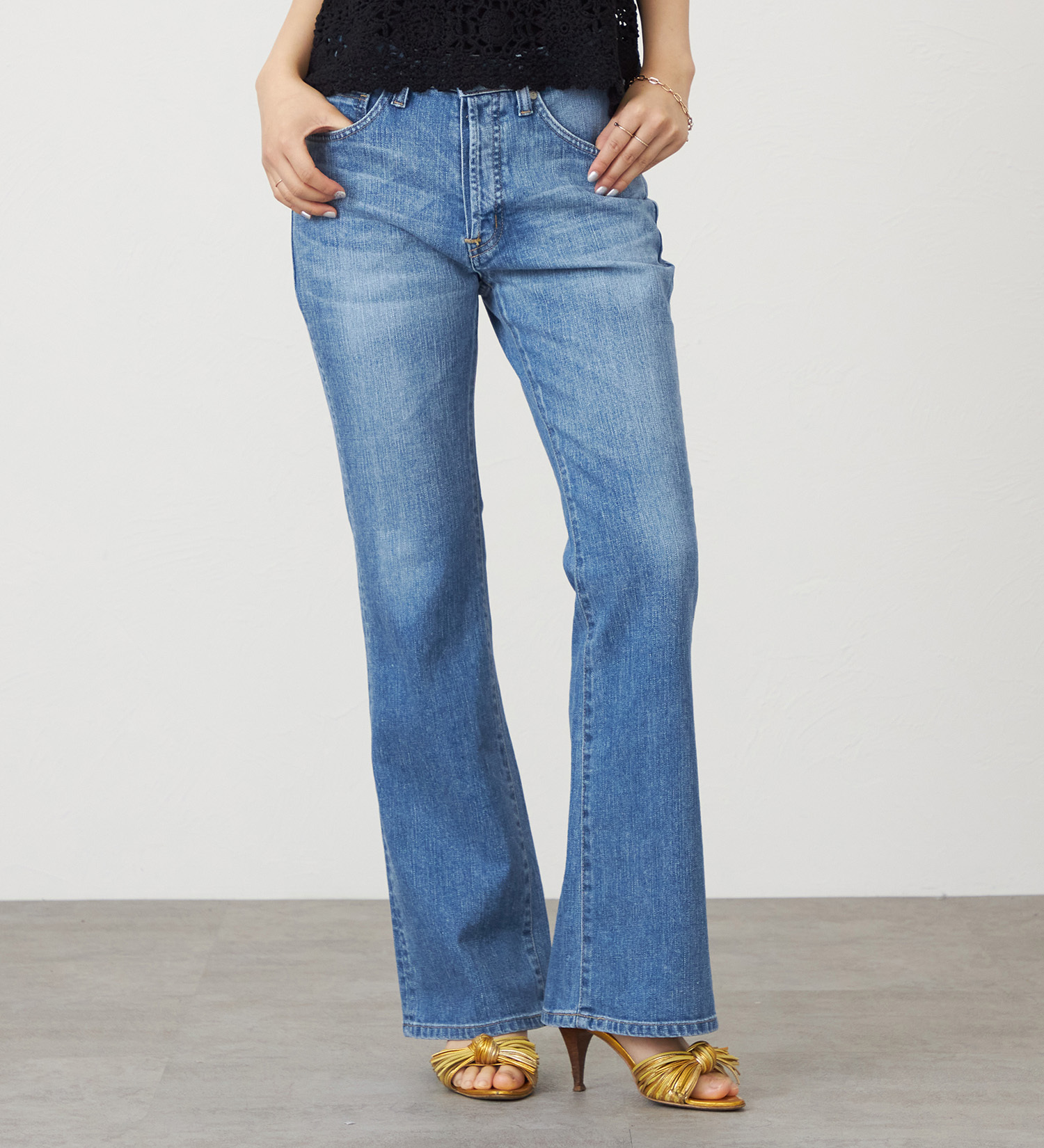 SOMETHING(サムシング)のSOMETHING  LISA NOUVEAU FLARE/フレアデニムパンツ|パンツ/デニム/ジーンズパンツ/レディース|淡色ブルー