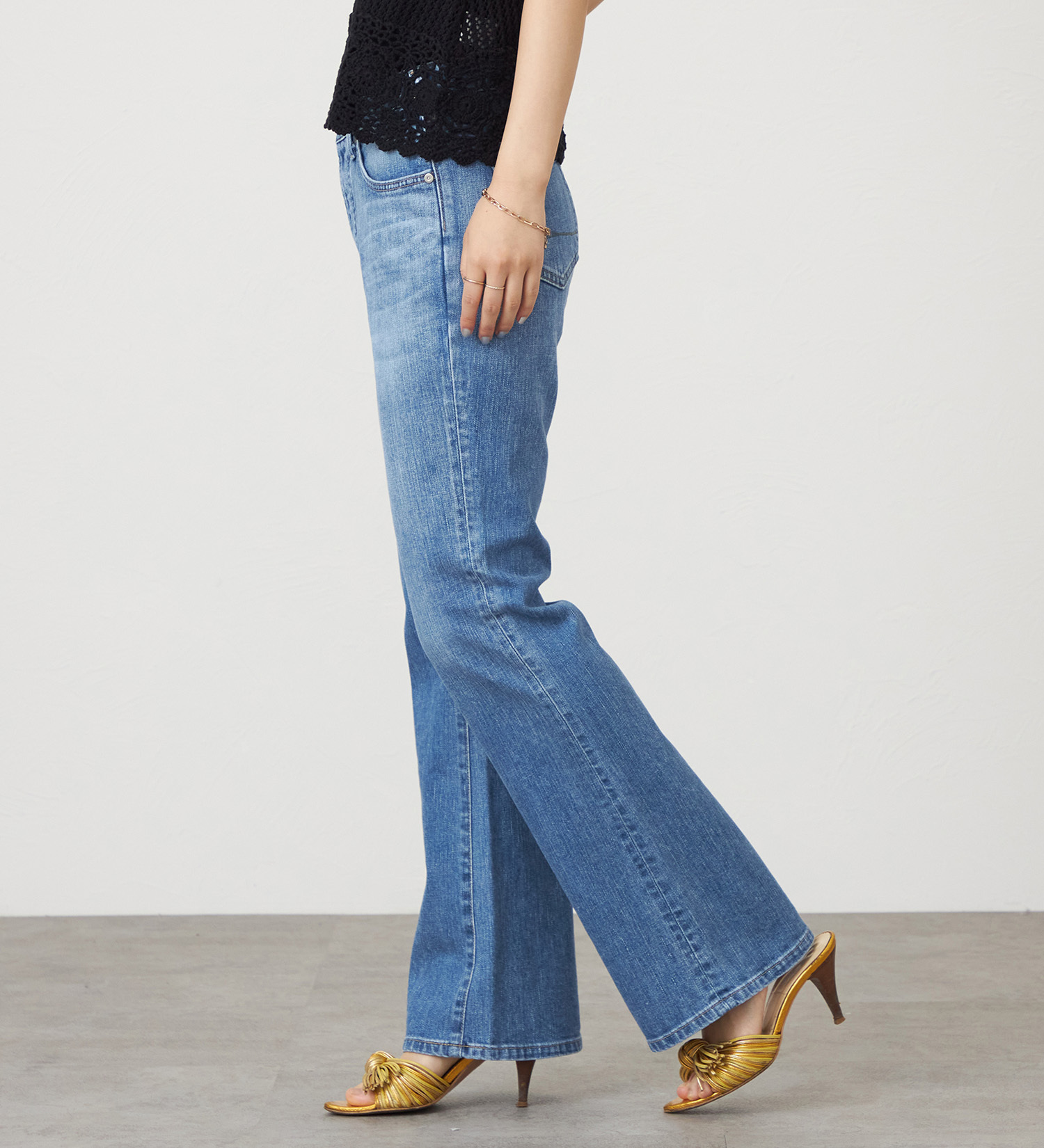 SOMETHING(サムシング)のSOMETHING  LISA NOUVEAU FLARE/フレアデニムパンツ|パンツ/デニム/ジーンズパンツ/レディース|淡色ブルー