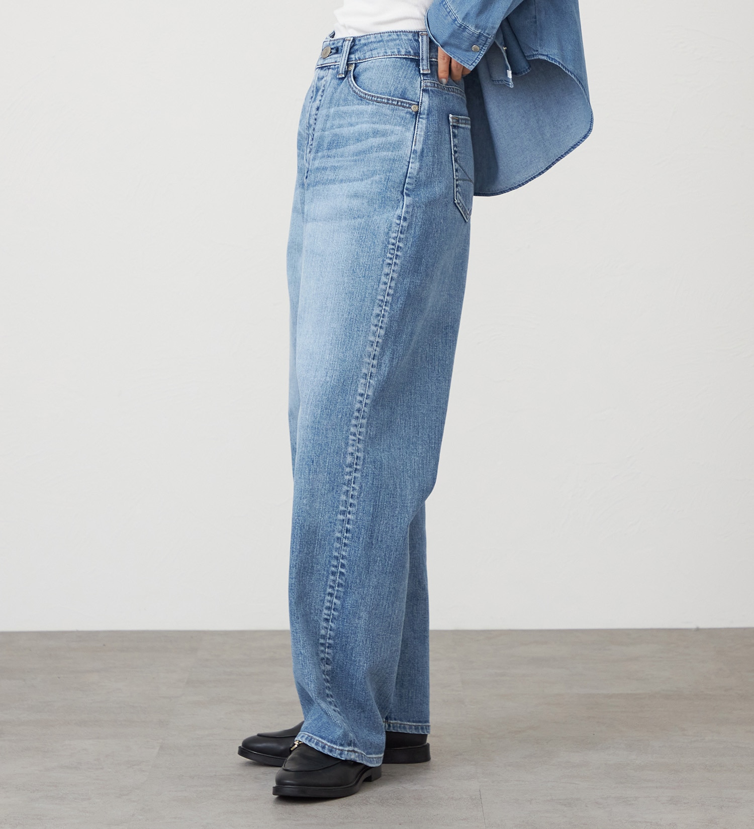 SOMETHING(サムシング)のSOMETHING  CLAUDIA NOUVEAU CURVE/カーブデニムパンツ|パンツ/デニム/ジーンズパンツ/レディース|淡色ブルー