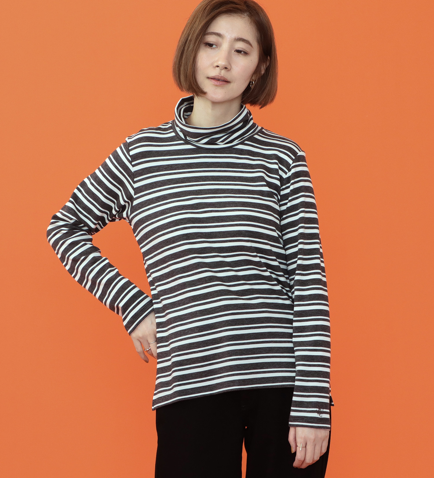 SOMETHING(サムシング)のSOMETHING BODY FIRE タートルネックカットソー【長袖】|トップス/Tシャツ/カットソー/レディース|チャコールグレー