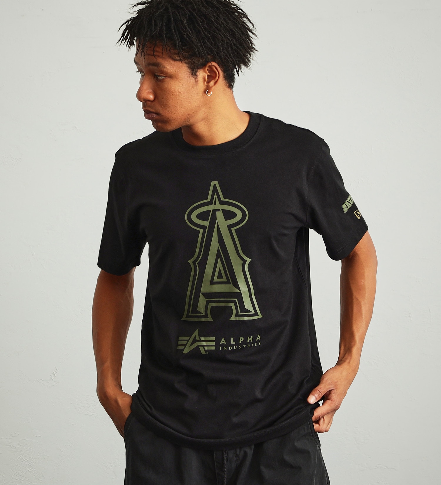 ALPHA(アルファ)の【MLB X ALPHA X NEW ERA】Tシャツ（ANAHEIM ANGELS）|トップス/Tシャツ/カットソー/メンズ|ブラック