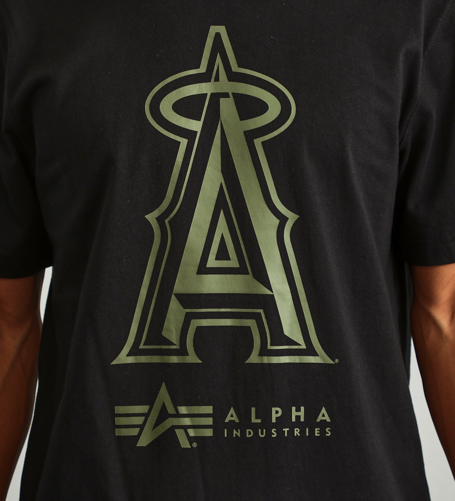 ALPHA(アルファ)の【MLB X ALPHA X NEW ERA】Tシャツ（ANAHEIM ANGELS）|トップス/Tシャツ/カットソー/メンズ|ブラック