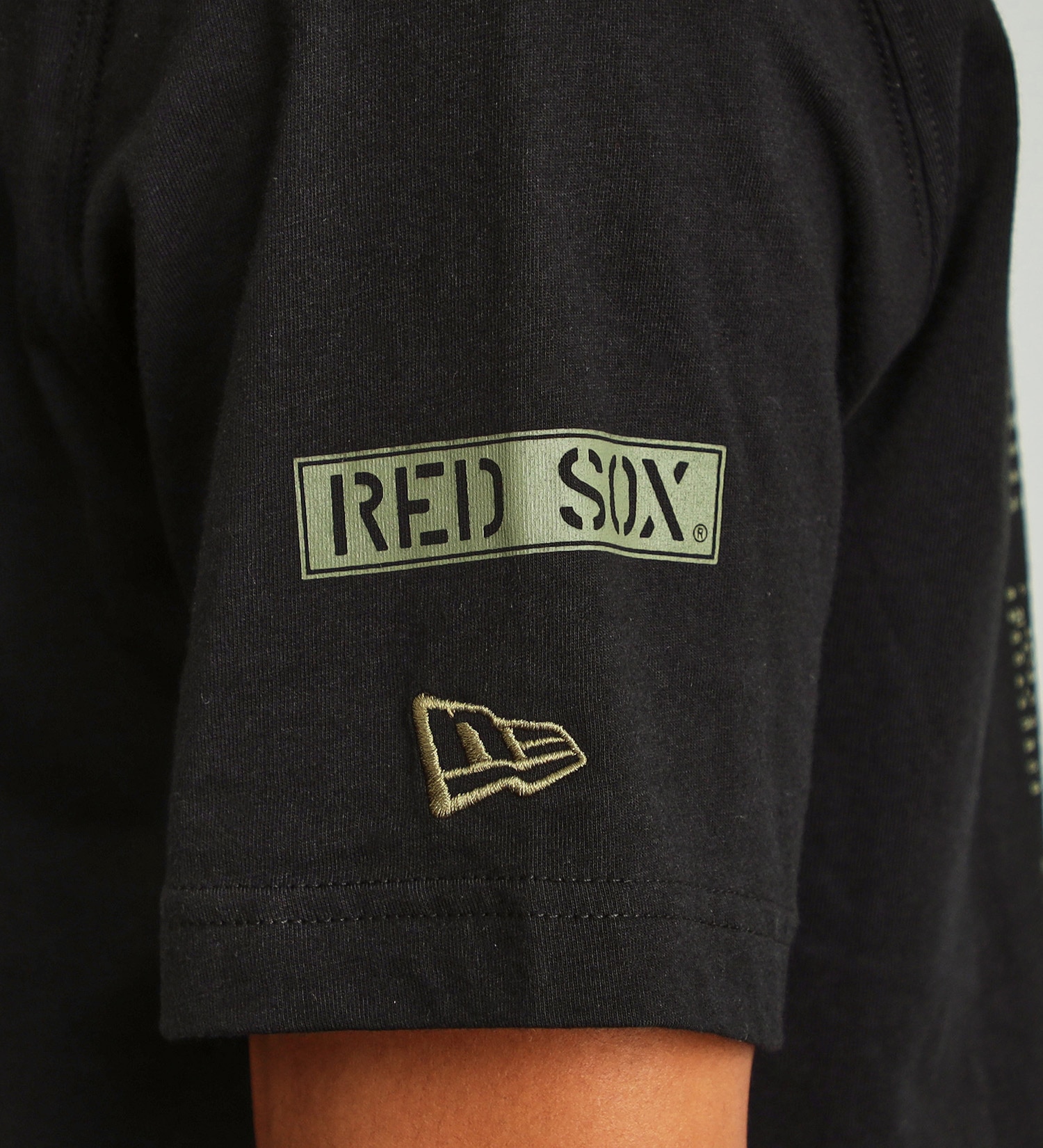 ALPHA(アルファ)の【MLB X ALPHA X NEW ERA】Tシャツ（BOSTON RED SOX）|トップス/Tシャツ/カットソー/メンズ|ブラック