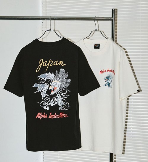 ALPHA(アルファ)のスーベニアバックプリントTシャツ 半袖|トップス/Tシャツ/カットソー/メンズ|ブラック