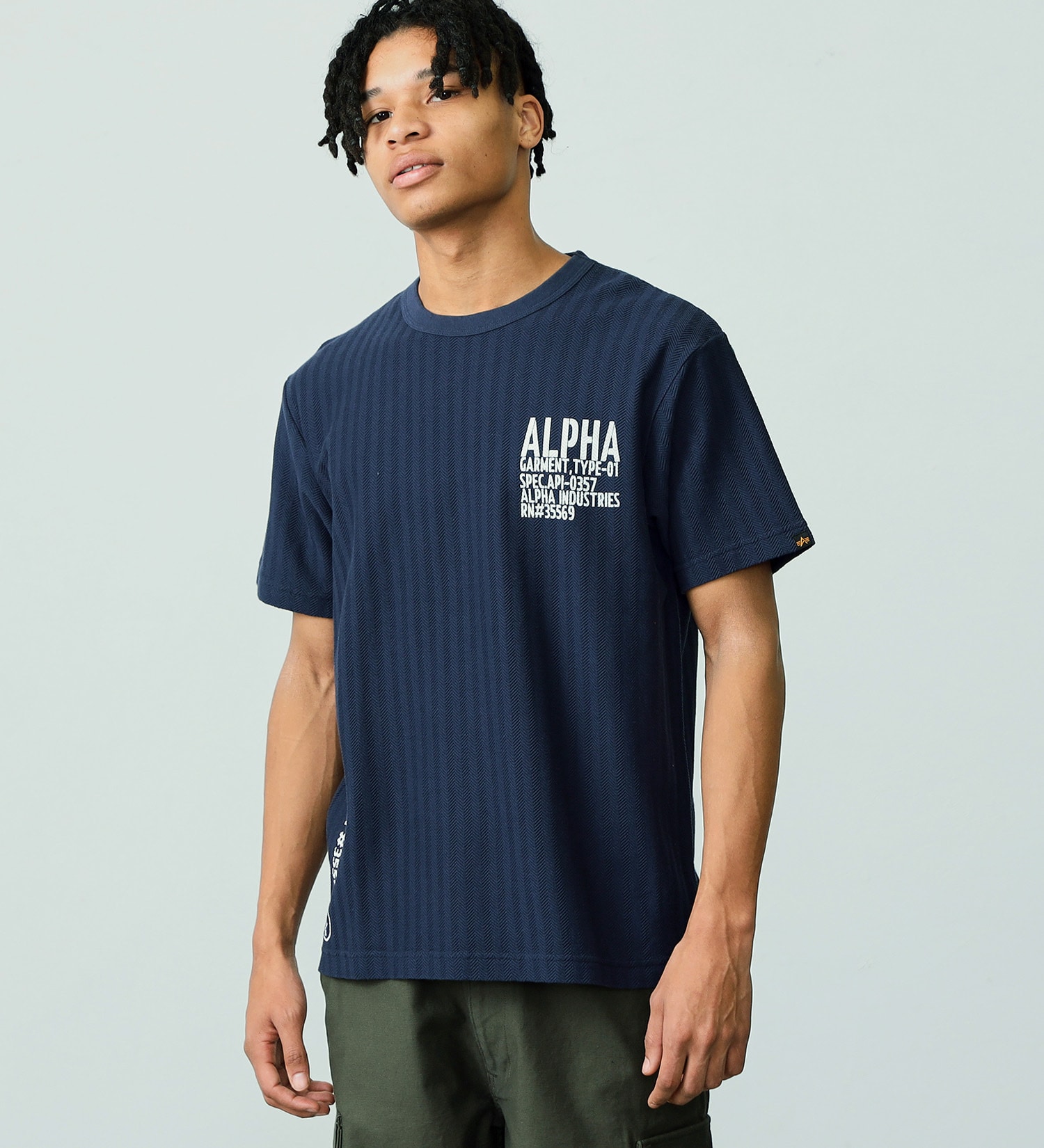 ALPHA(アルファ)の【おまとめ割対象】ヘリンボーン ステンシル風プリントTシャツ 半袖|トップス/Tシャツ/カットソー/メンズ|ネイビー