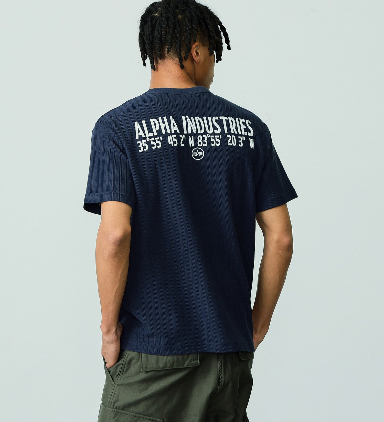 ALPHA(アルファ)の【おまとめ割対象】ヘリンボーン ステンシル風プリントTシャツ 半袖|トップス/Tシャツ/カットソー/メンズ|ネイビー