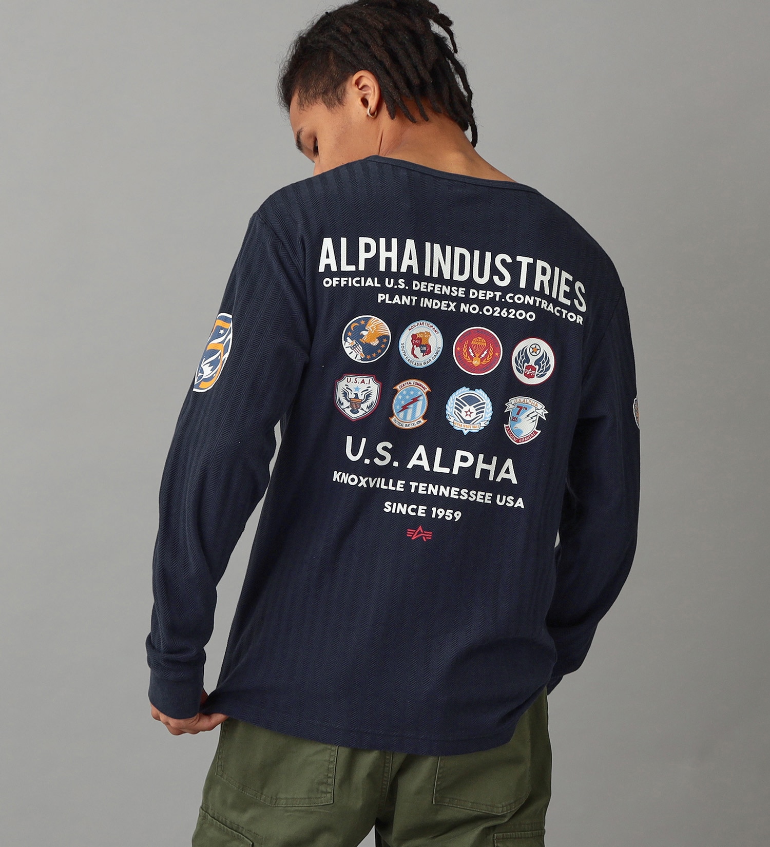 ALPHA(アルファ)のヘリンボーンバックプリント長袖Tシャツ|トップス/Tシャツ/カットソー/メンズ|ネイビー