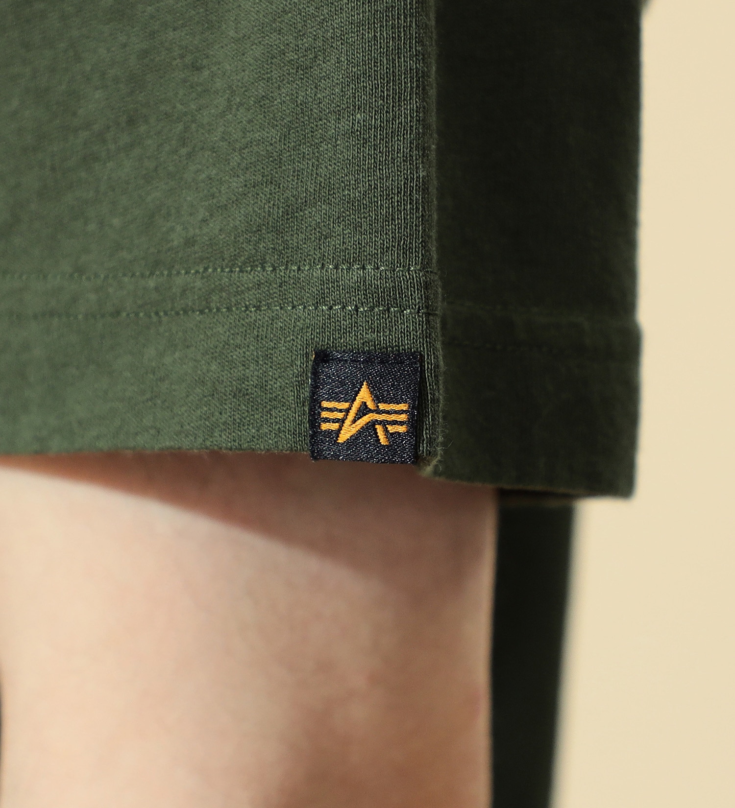 ALPHA(アルファ)のAマークロゴプリントTシャツ 半袖|トップス/Tシャツ/カットソー/メンズ|アーミー