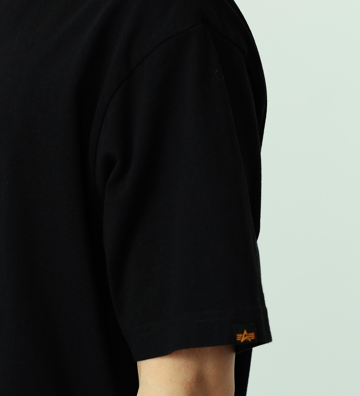 ALPHA(アルファ)のAマークロゴプリントTシャツ 半袖 (グリーンフロッグスキンカモ)|トップス/Tシャツ/カットソー/メンズ|ブラック