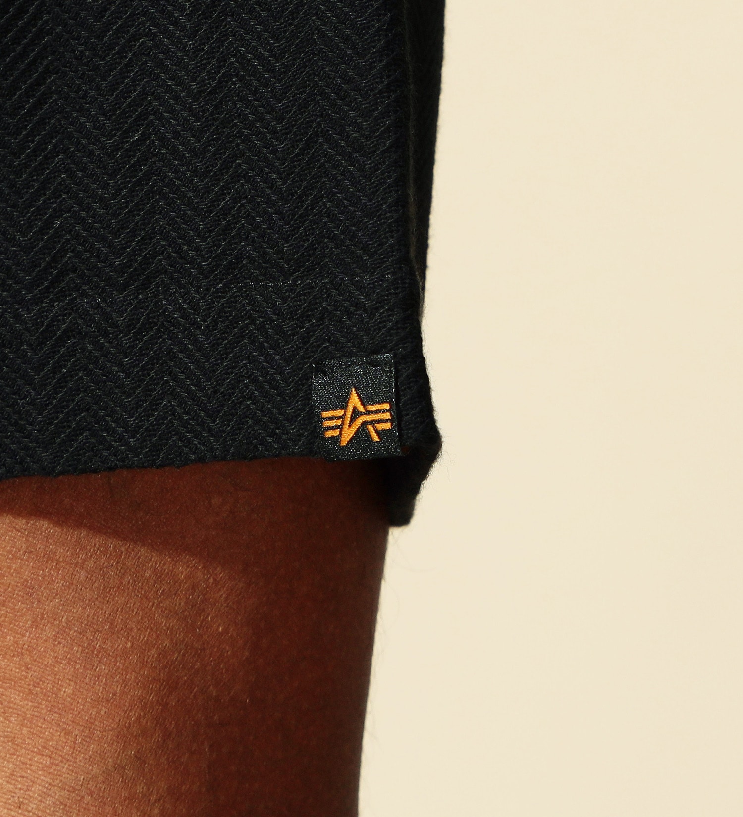 ALPHA(アルファ)のヘリンボーン バックプリントTシャツ 半袖|トップス/Tシャツ/カットソー/メンズ|ブラック