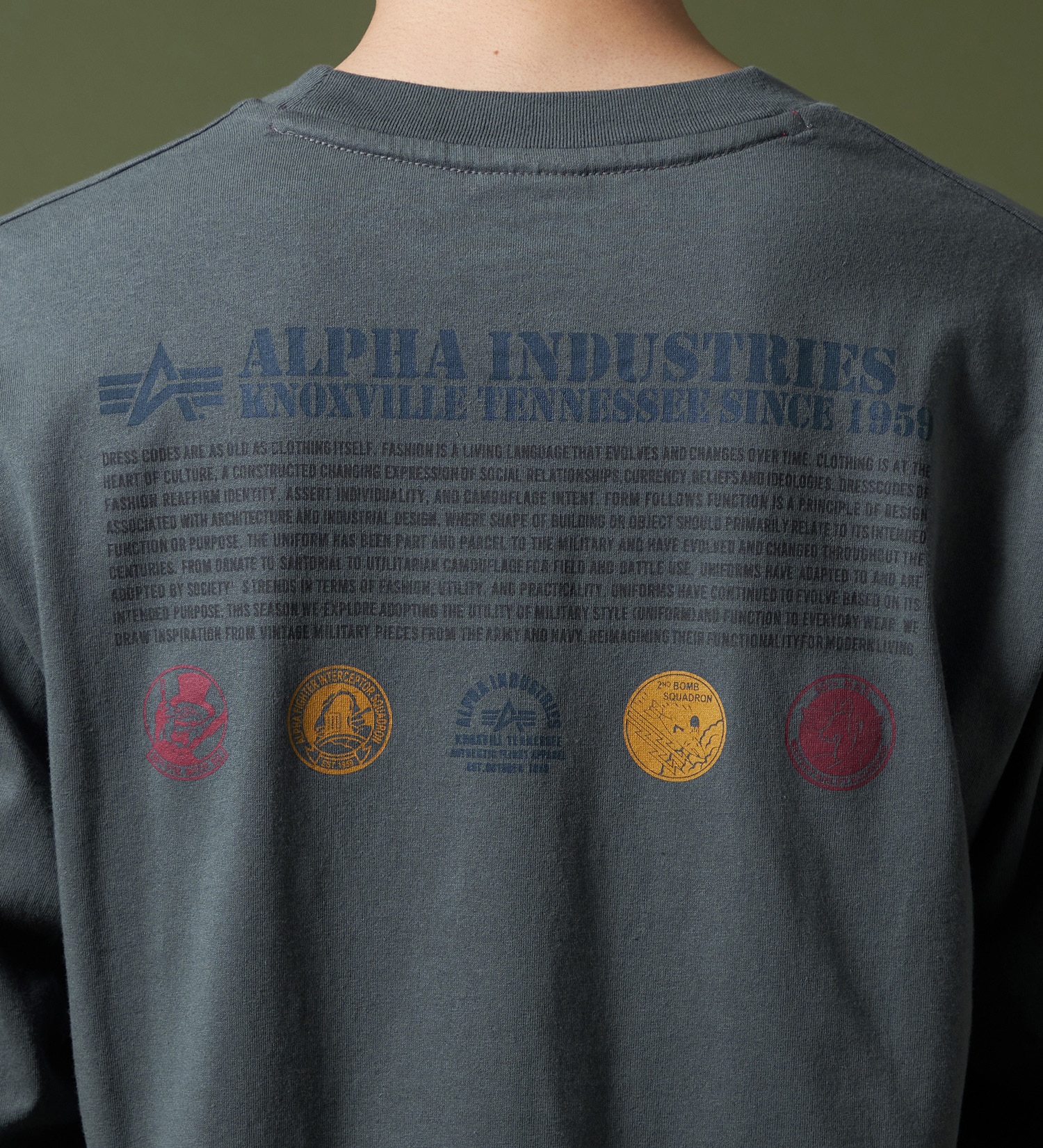 ALPHA(アルファ)のプリントBADGE Tシャツ長袖|トップス/Tシャツ/カットソー/メンズ|グレー