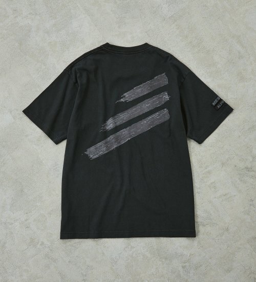 の【ALPHAxACE COMBAT】PIGMENT PRINT Tシャツ (SINLINES)|//|ブラック