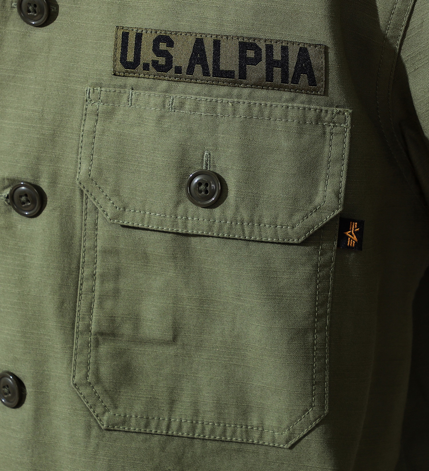ALPHA(アルファ)のユーティリティシャツ/スーベニア刺繍 長袖（SOUVENIR）|トップス/シャツ/ブラウス/メンズ|オリーブ