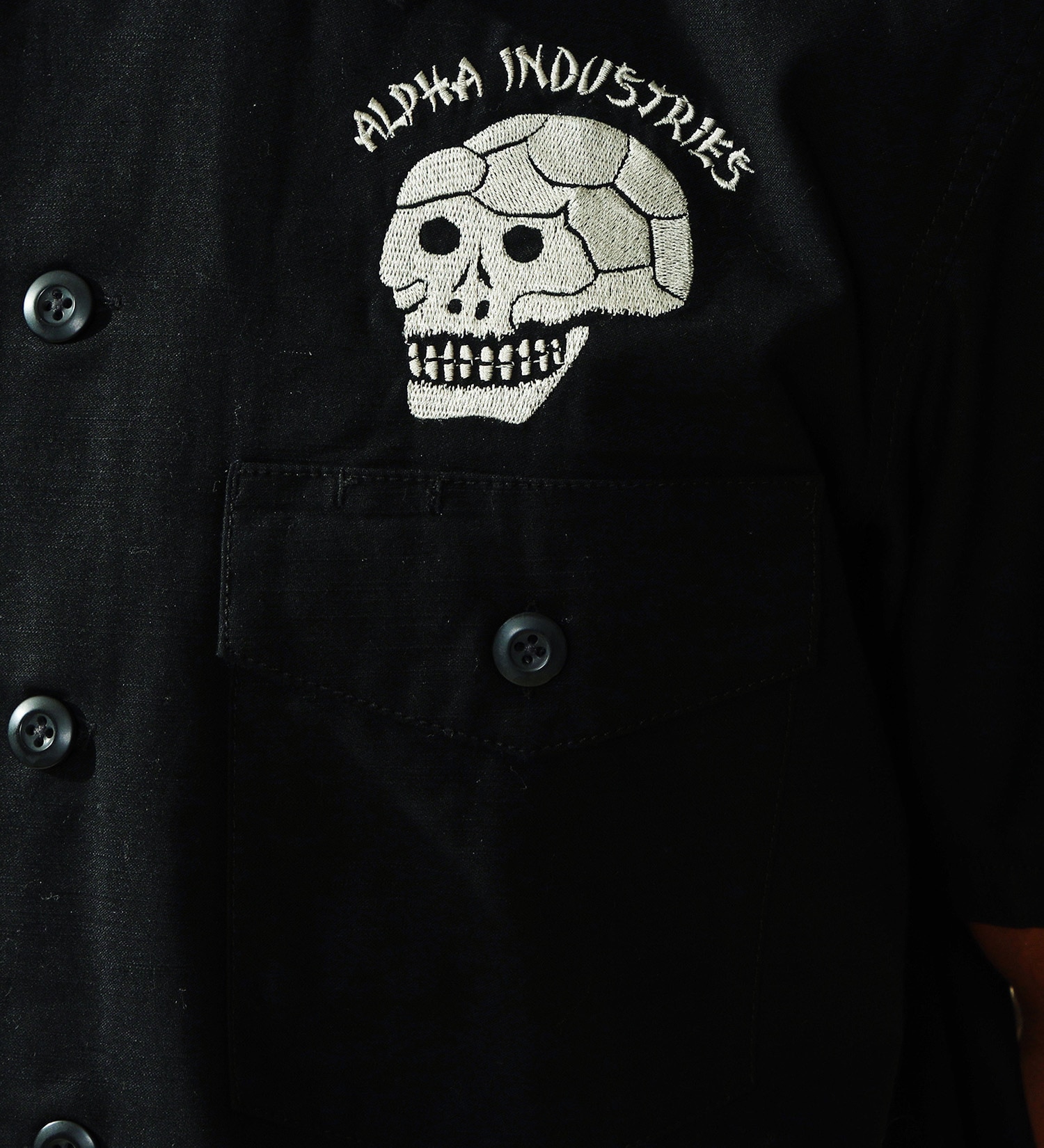 ALPHA(アルファ)のユーティリティシャツ/スーベニア刺繍 半袖（SKULL）|トップス/シャツ/ブラウス/メンズ|ブラック