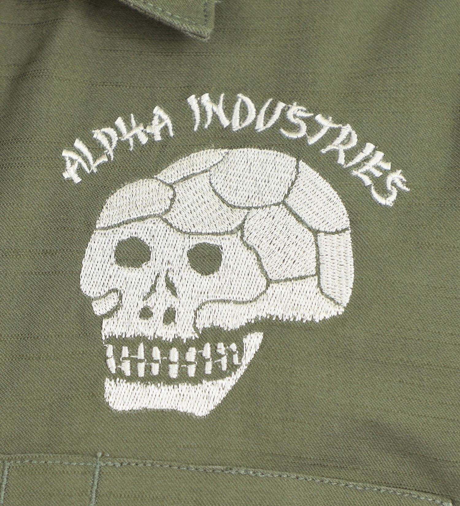 ALPHA(アルファ)の【FINAL SALE】ユーティリティシャツ/スーベニア刺繍 半袖（SKULL）|トップス/シャツ/ブラウス/メンズ|オリーブ