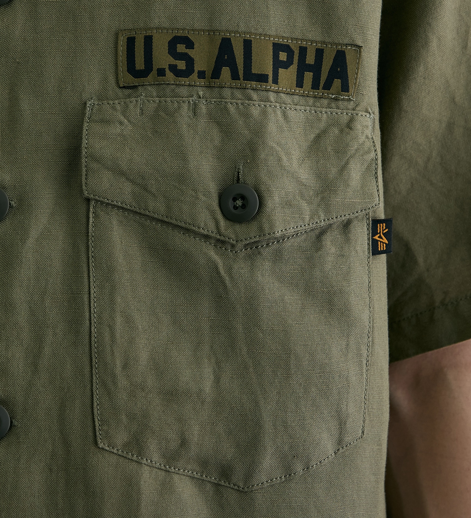 ALPHA(アルファ)のユーティリティリネンシャツ / スーベニア刺繍 半袖（SOUVENIR）|トップス/シャツ/ブラウス/メンズ|オリーブ