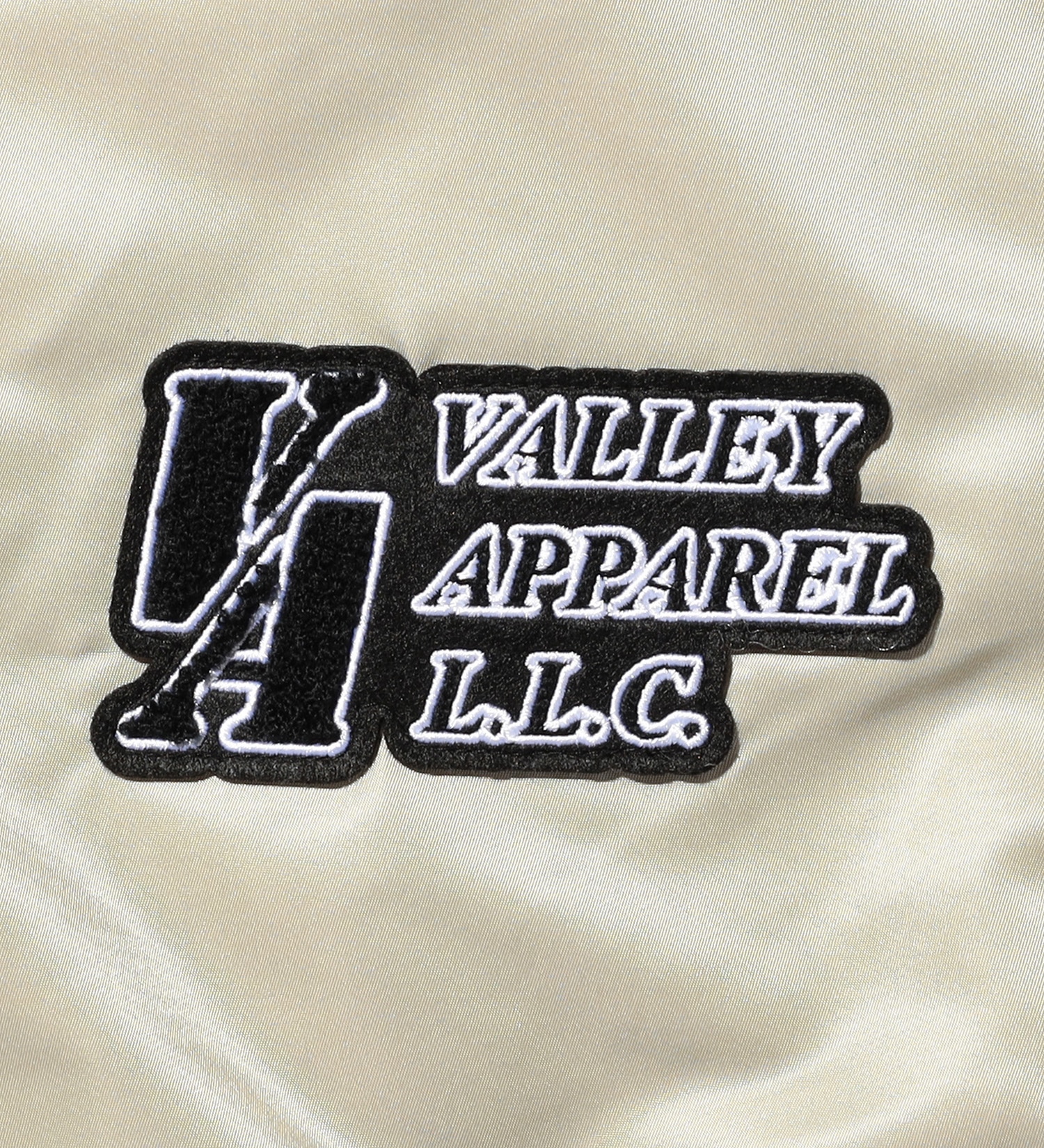 VALLEY APPAREL(バレー アパレル)のスタジャン風MA-1 フライトナイロンジャケット|ジャケット/アウター/ミリタリージャケット/メンズ|シルバー