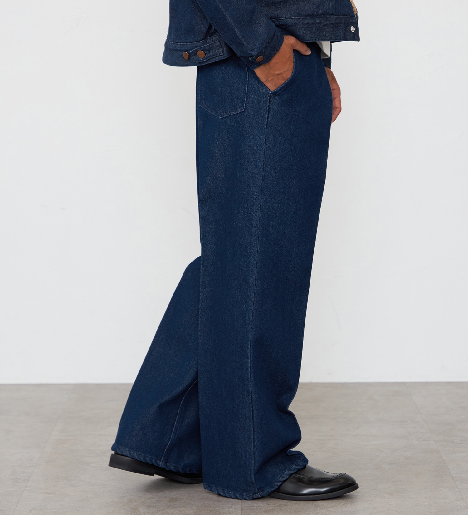 Wrangler(ラングラー)の【MENS】WRANCHER WIDE DENIM/ランチャーフレアーワイドデニム|パンツ/デニム/ジーンズパンツ/メンズ|インディゴブルー