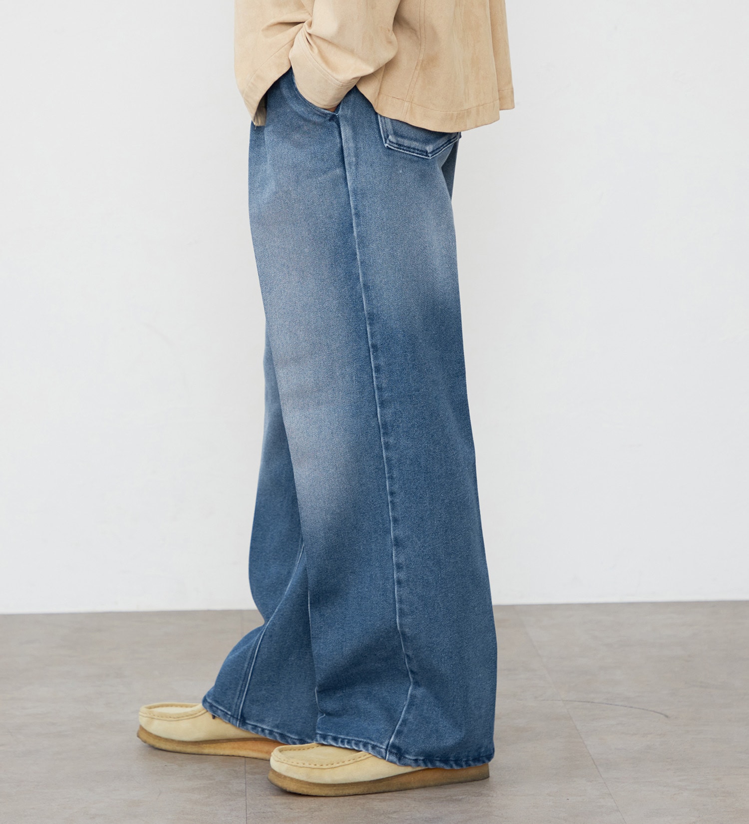 Wrangler(ラングラー)の【MENS】WRANCHER WIDE DENIM/ランチャーフレアーワイドデニム|パンツ/デニム/ジーンズパンツ/メンズ|中色ブルー