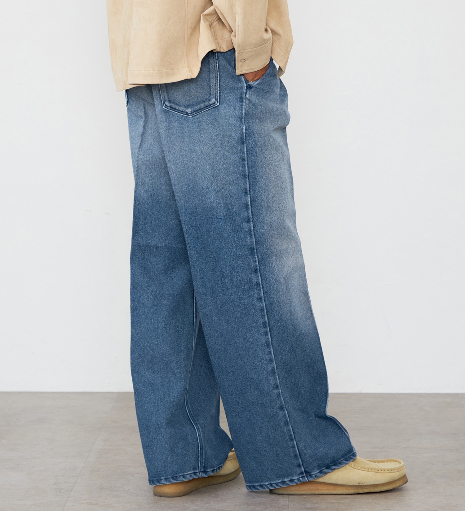 Wrangler(ラングラー)の【MENS】WRANCHER WIDE DENIM/ランチャーフレアーワイドデニム|パンツ/デニム/ジーンズパンツ/メンズ|中色ブルー