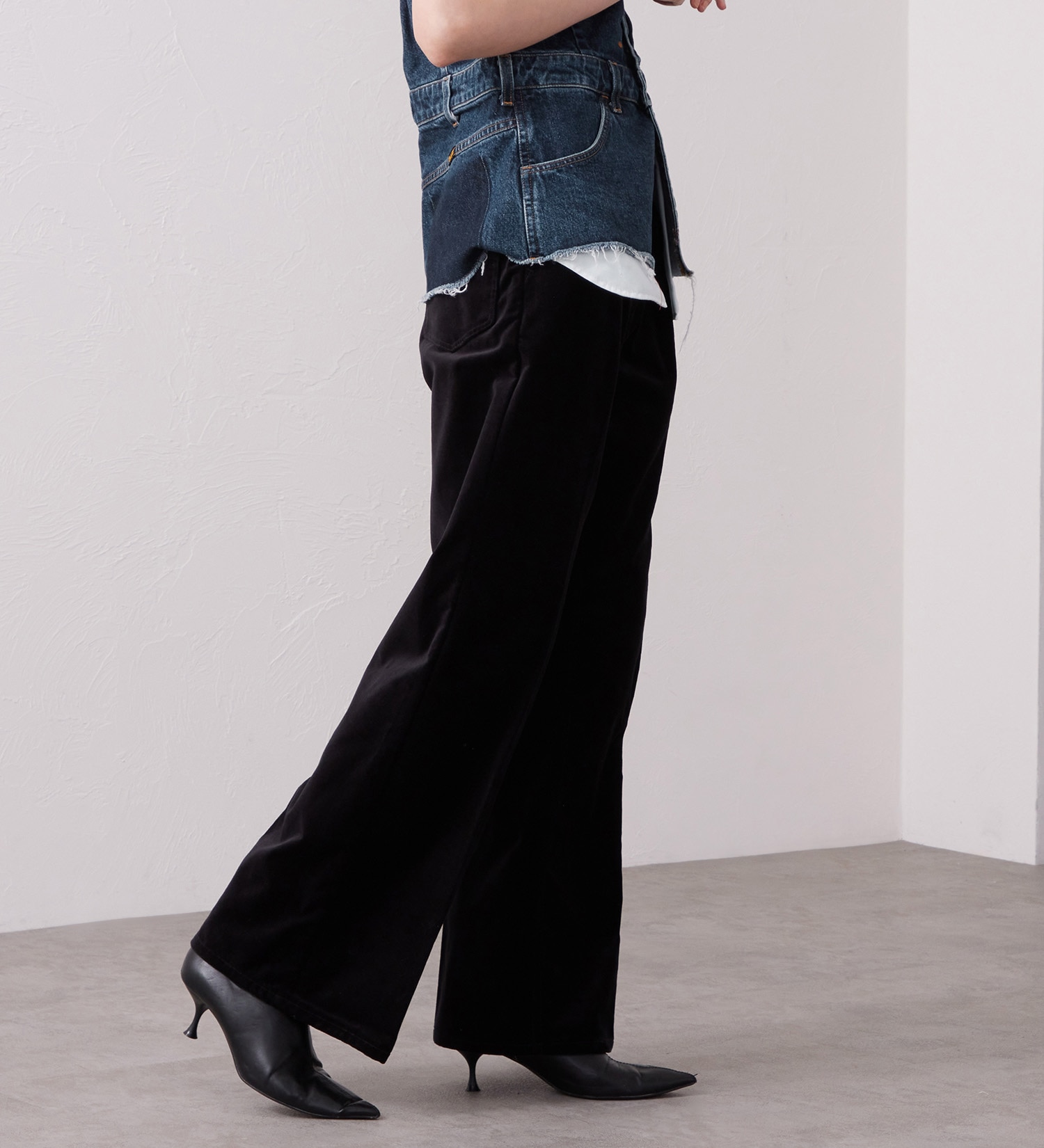 Wrangler(ラングラー)のWRANCHER WIDE/ランチャーフレアーワイド ベロア【レディース/暖】|パンツ/パンツ/レディース|ブラック