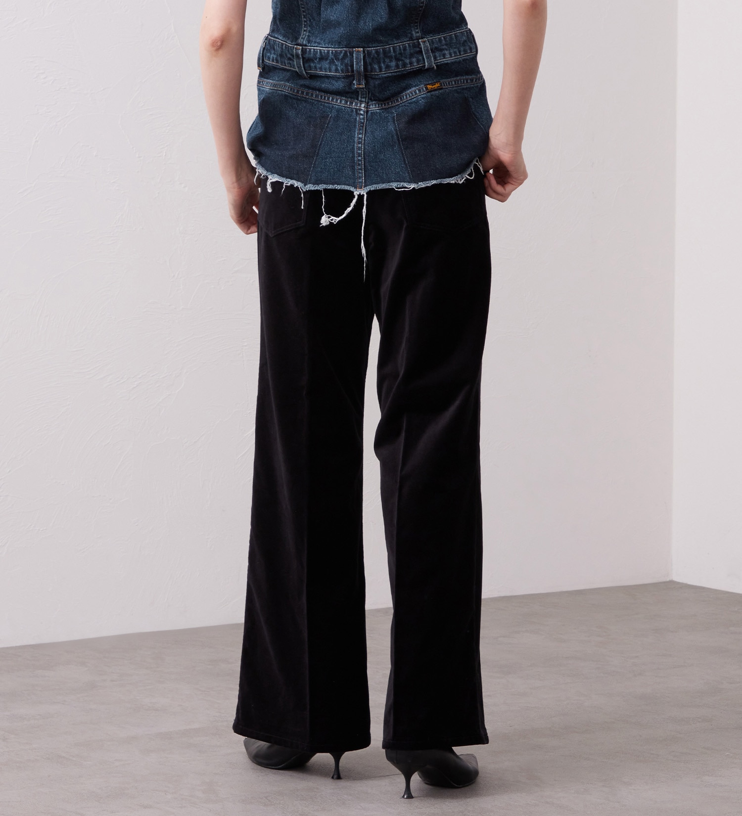 Wrangler(ラングラー)のWRANCHER WIDE/ランチャーフレアーワイド ベロア【レディース/暖】|パンツ/パンツ/レディース|ブラック
