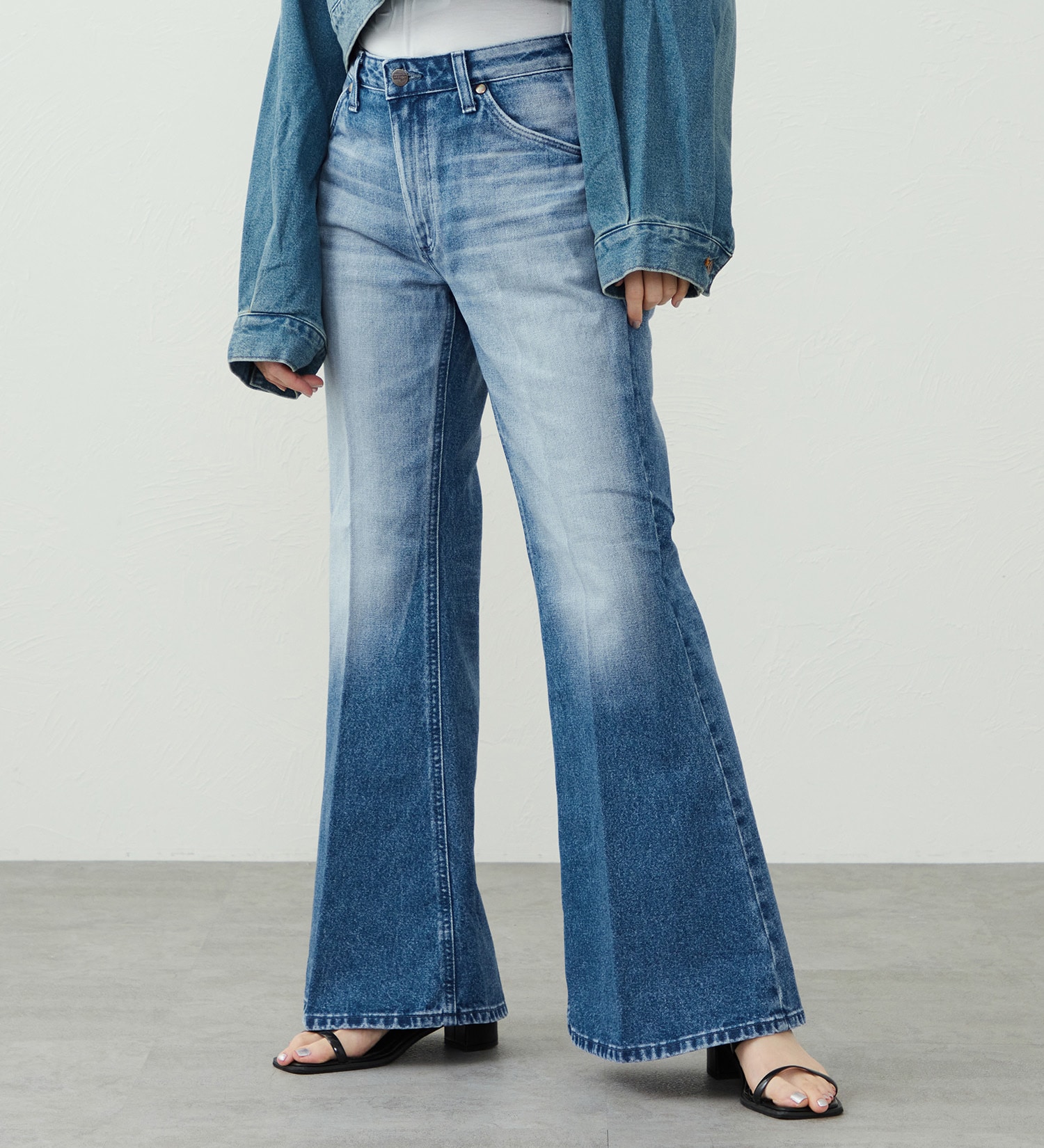 Wrangler(ラングラー)の【US ORIGINAL】ベルボトムジーンズ|パンツ/デニムパンツ/レディース|中色ブルー