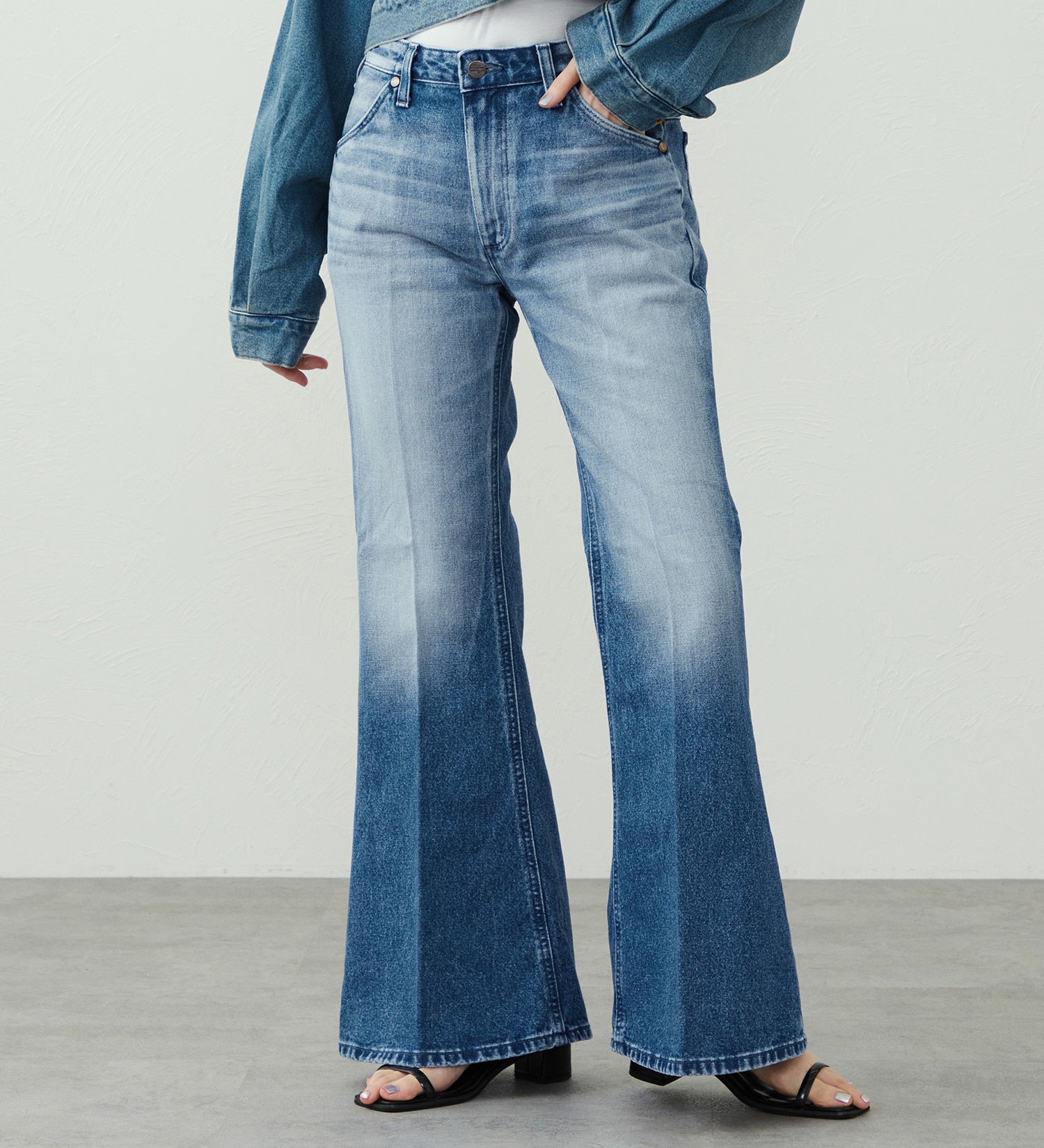 Wrangler(ラングラー)の【US ORIGINAL】ベルボトムジーンズ|パンツ/デニムパンツ/レディース|中色ブルー