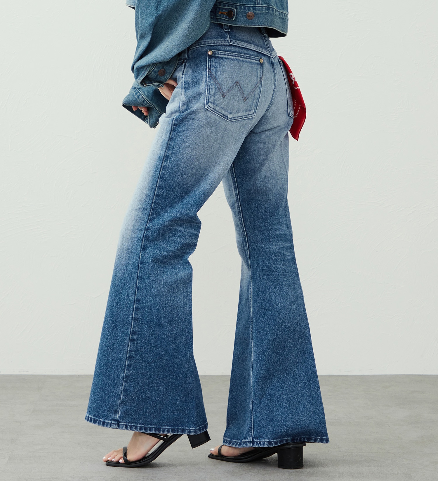 Wrangler(ラングラー)の【US ORIGINAL】ベルボトムジーンズ|パンツ/デニムパンツ/レディース|中色ブルー