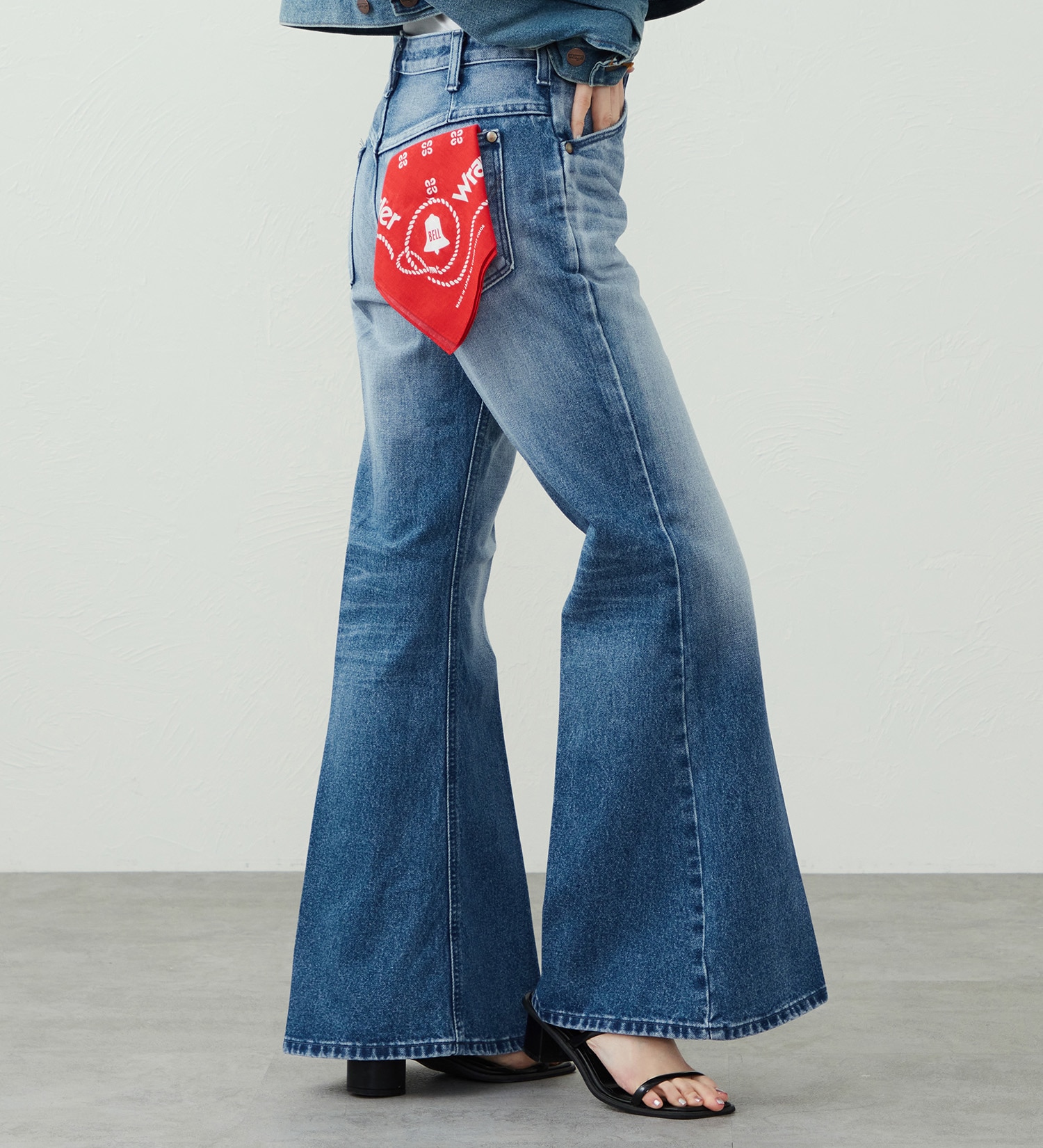 Wrangler(ラングラー)の【US ORIGINAL】ベルボトムジーンズ|パンツ/デニムパンツ/レディース|中色ブルー