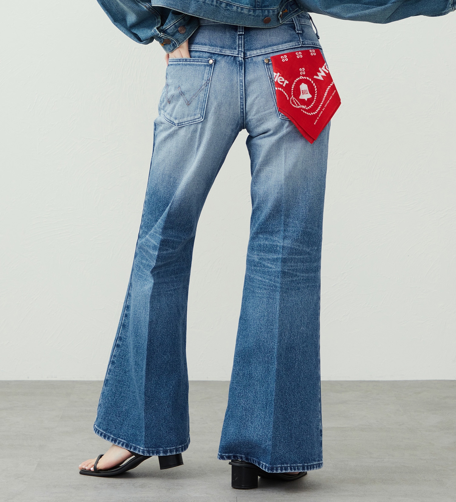 Wrangler(ラングラー)の【US ORIGINAL】ベルボトムジーンズ|パンツ/デニムパンツ/レディース|中色ブルー