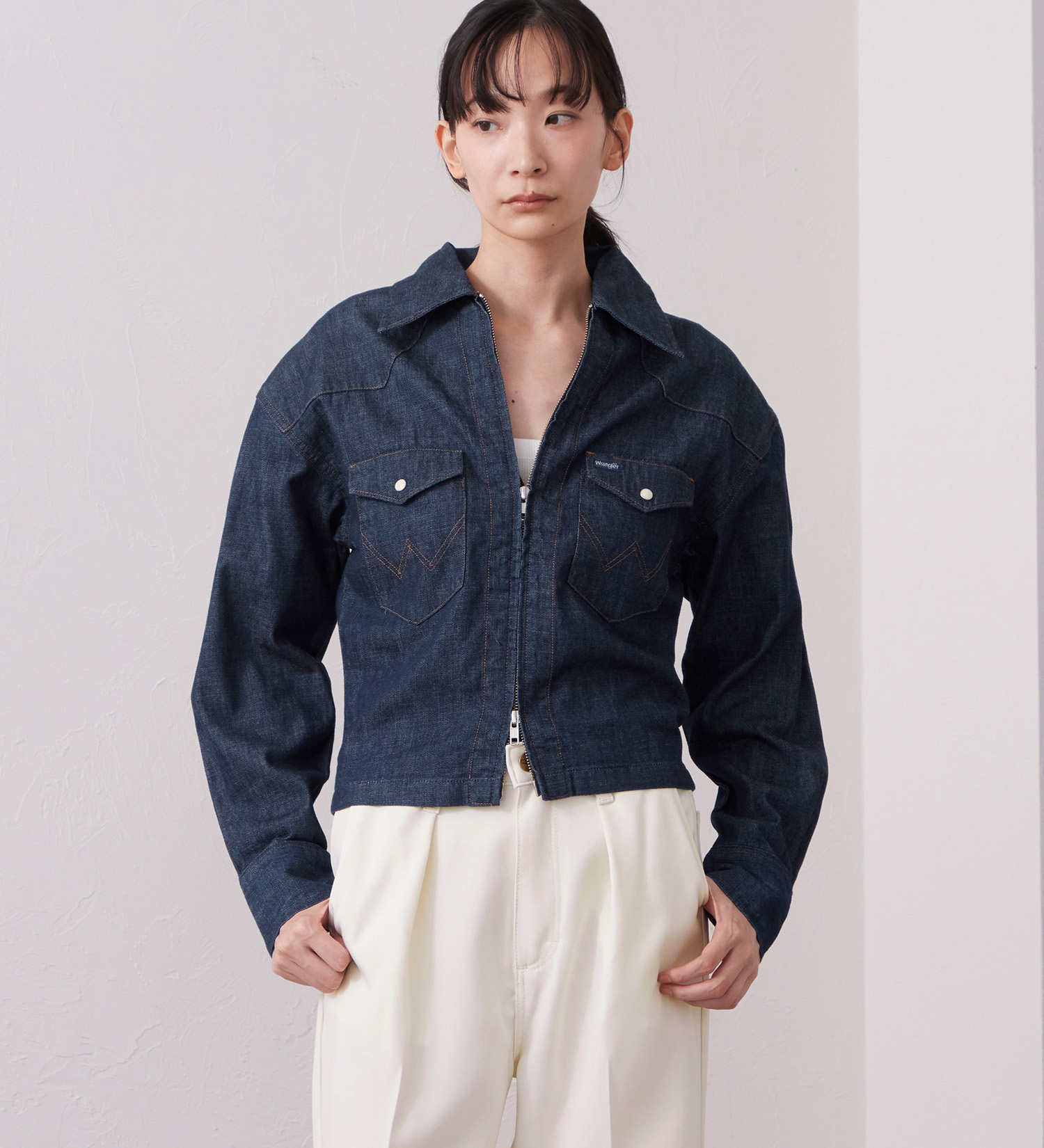 Wrangler(ラングラー)のWrangler CROPPED ZIP JACKET / クロップドジップデニムシャツジャケット|ジャケット/アウター/デニムジャケット/レディース|インディゴブルー