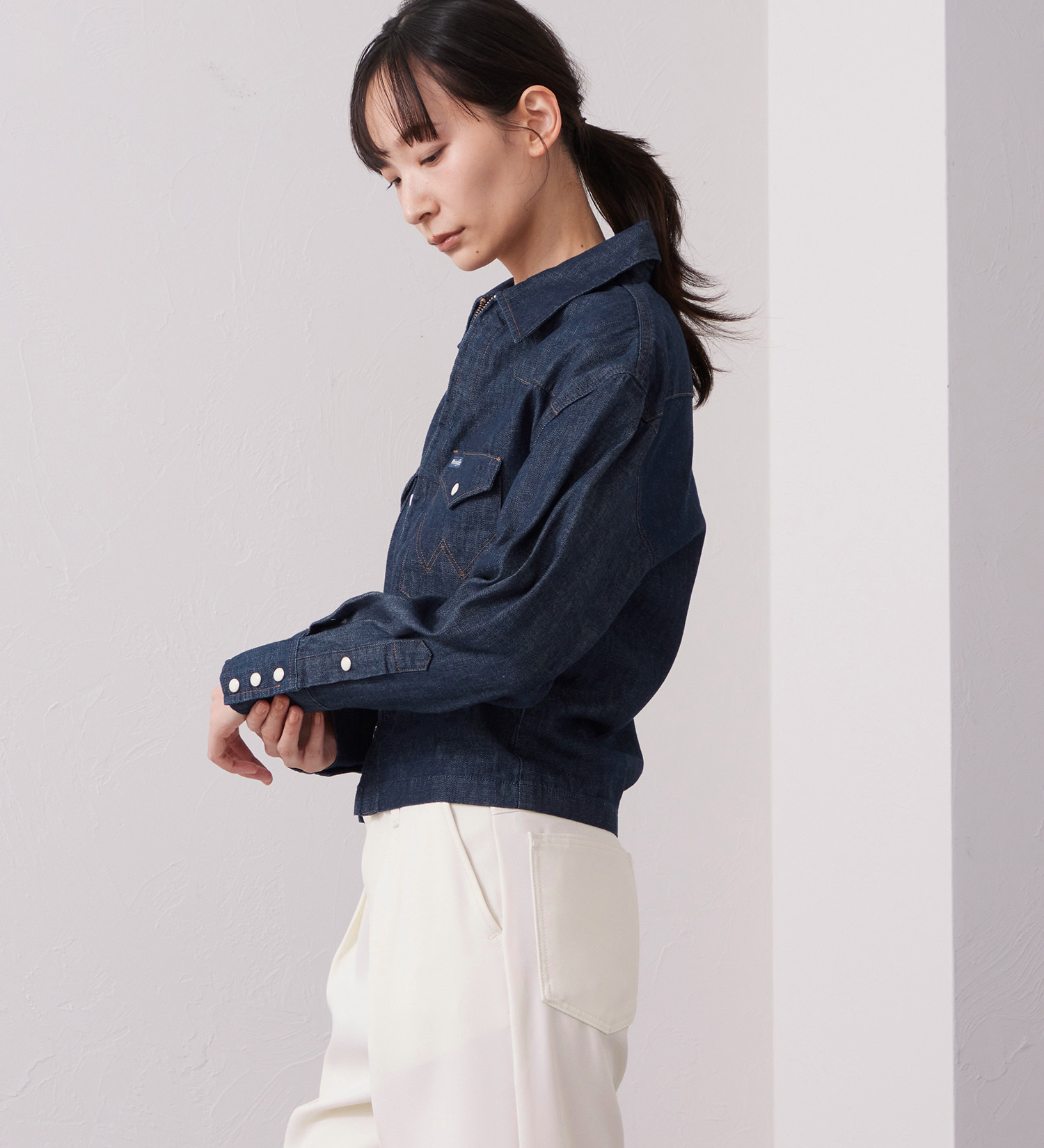 Wrangler(ラングラー)のWrangler CROPPED ZIP JACKET / クロップドジップデニムシャツジャケット|ジャケット/アウター/デニムジャケット/レディース|インディゴブルー
