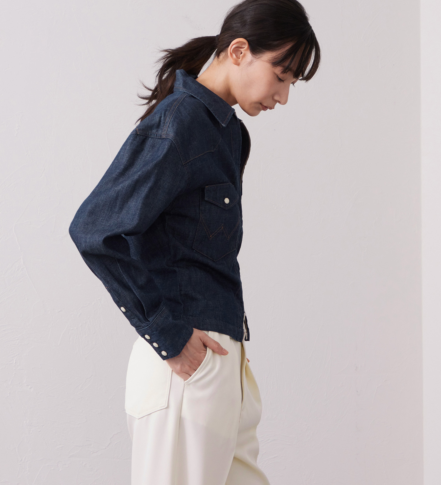 Wrangler(ラングラー)のWrangler CROPPED ZIP JACKET / クロップドジップデニムシャツジャケット|ジャケット/アウター/デニムジャケット/レディース|インディゴブルー