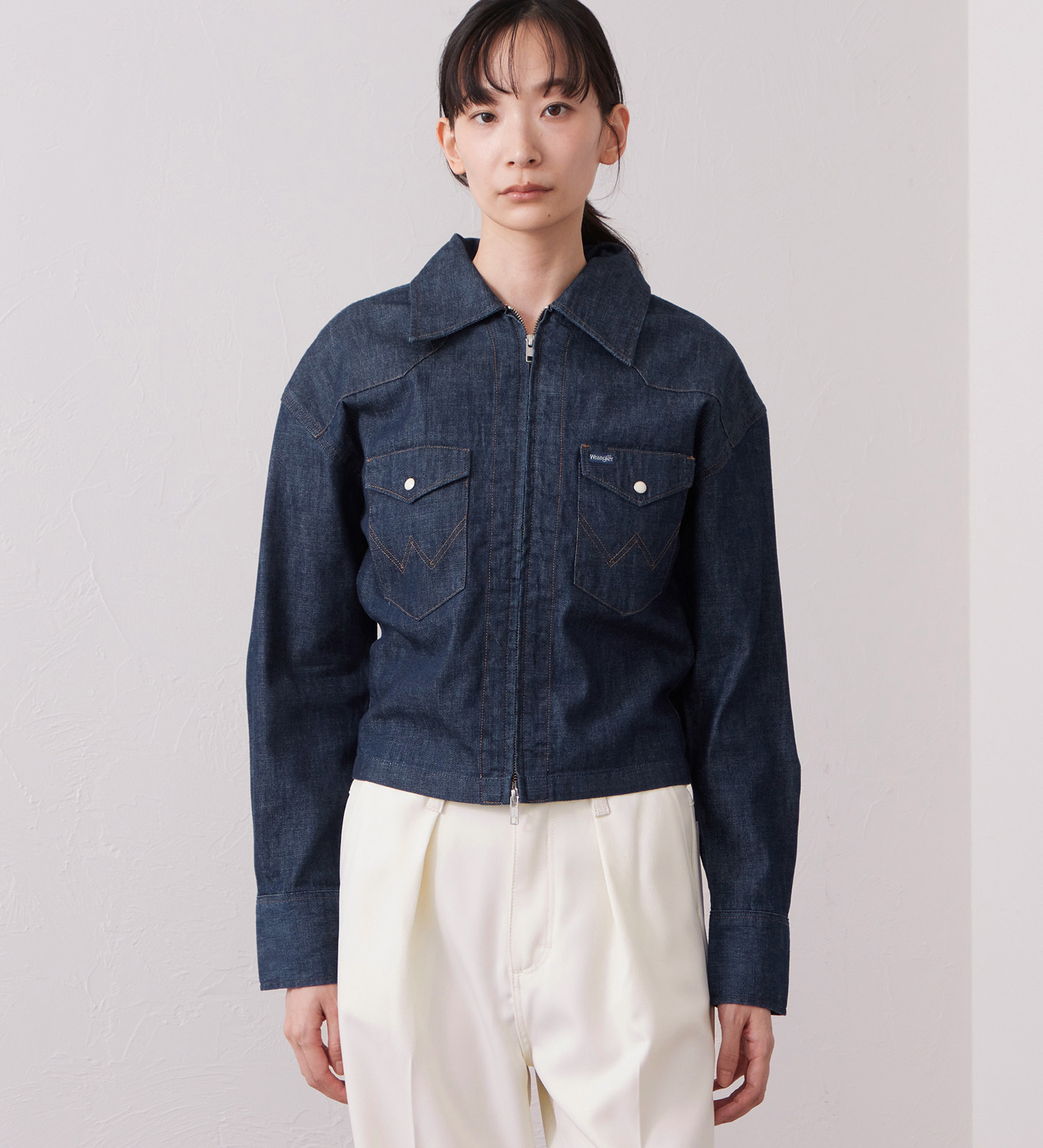 Wrangler(ラングラー)のWrangler CROPPED ZIP JACKET / クロップドジップデニムシャツジャケット|ジャケット/アウター/デニムジャケット/レディース|インディゴブルー