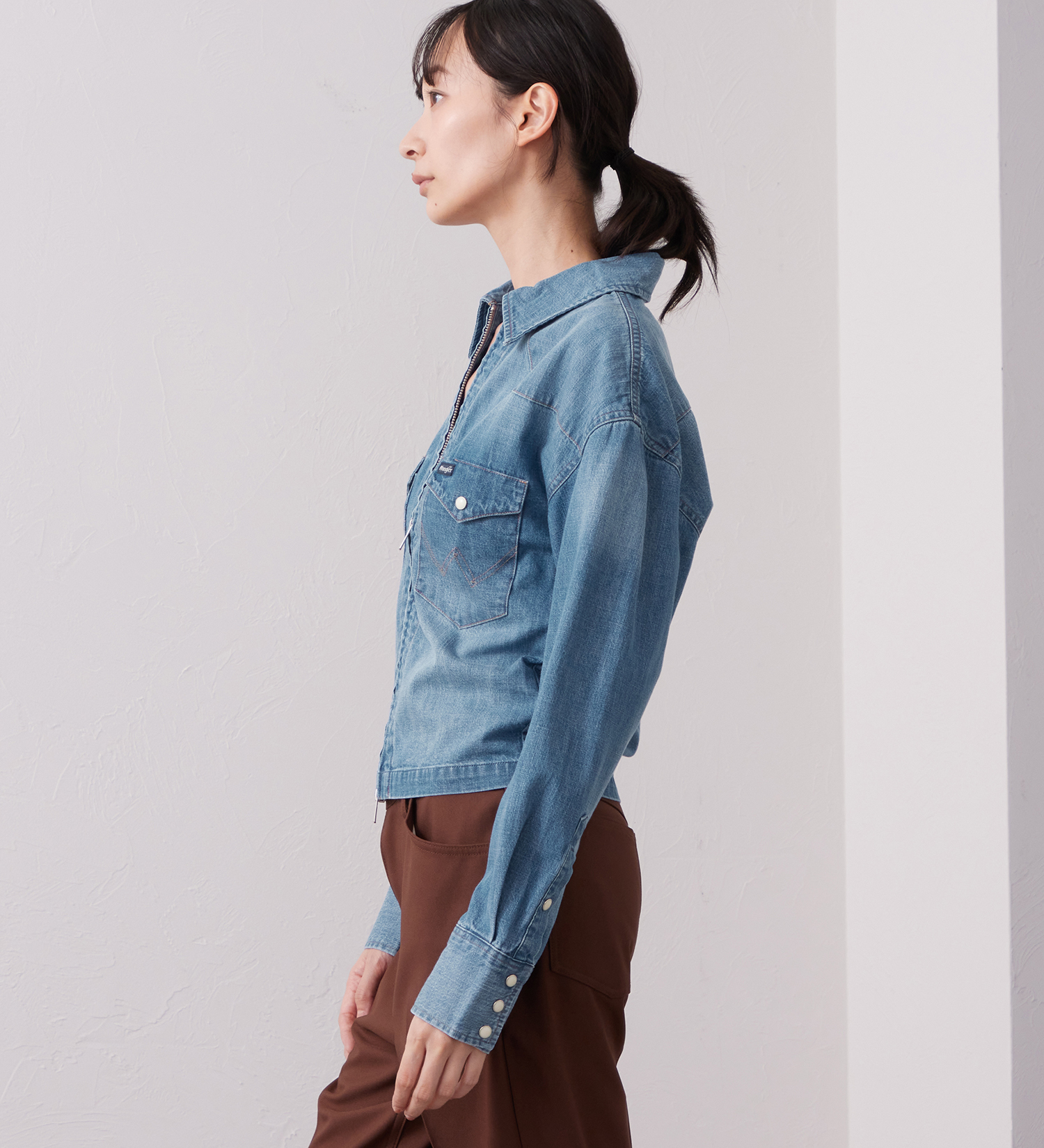 Wrangler(ラングラー)のWrangler CROPPED ZIP JACKET / クロップドジップデニムシャツジャケット|ジャケット/アウター/デニムジャケット/レディース|中色ブルー