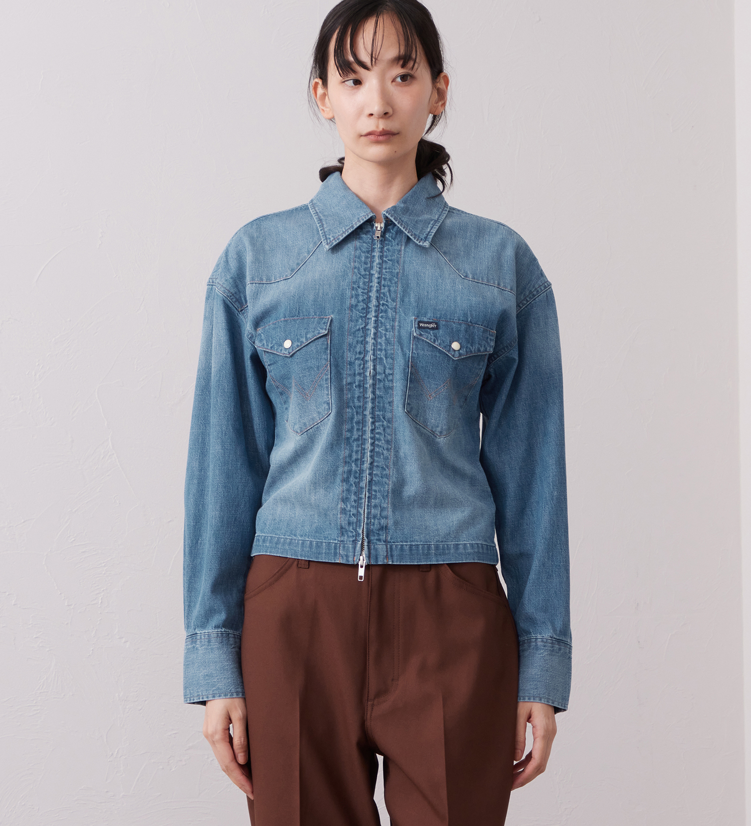 Wrangler(ラングラー)のWrangler CROPPED ZIP JACKET / クロップドジップデニムシャツジャケット|ジャケット/アウター/デニムジャケット/レディース|中色ブルー