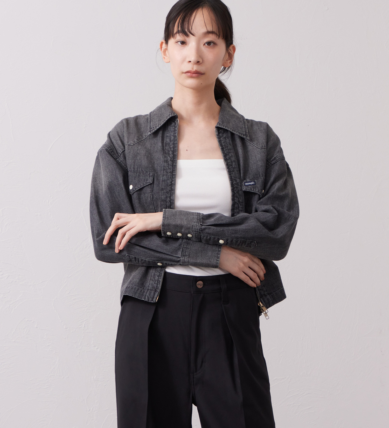 Wrangler(ラングラー)のWrangler CROPPED ZIP JACKET / クロップドジップデニムシャツジャケット|ジャケット/アウター/デニムジャケット/レディース|ブラックデニム