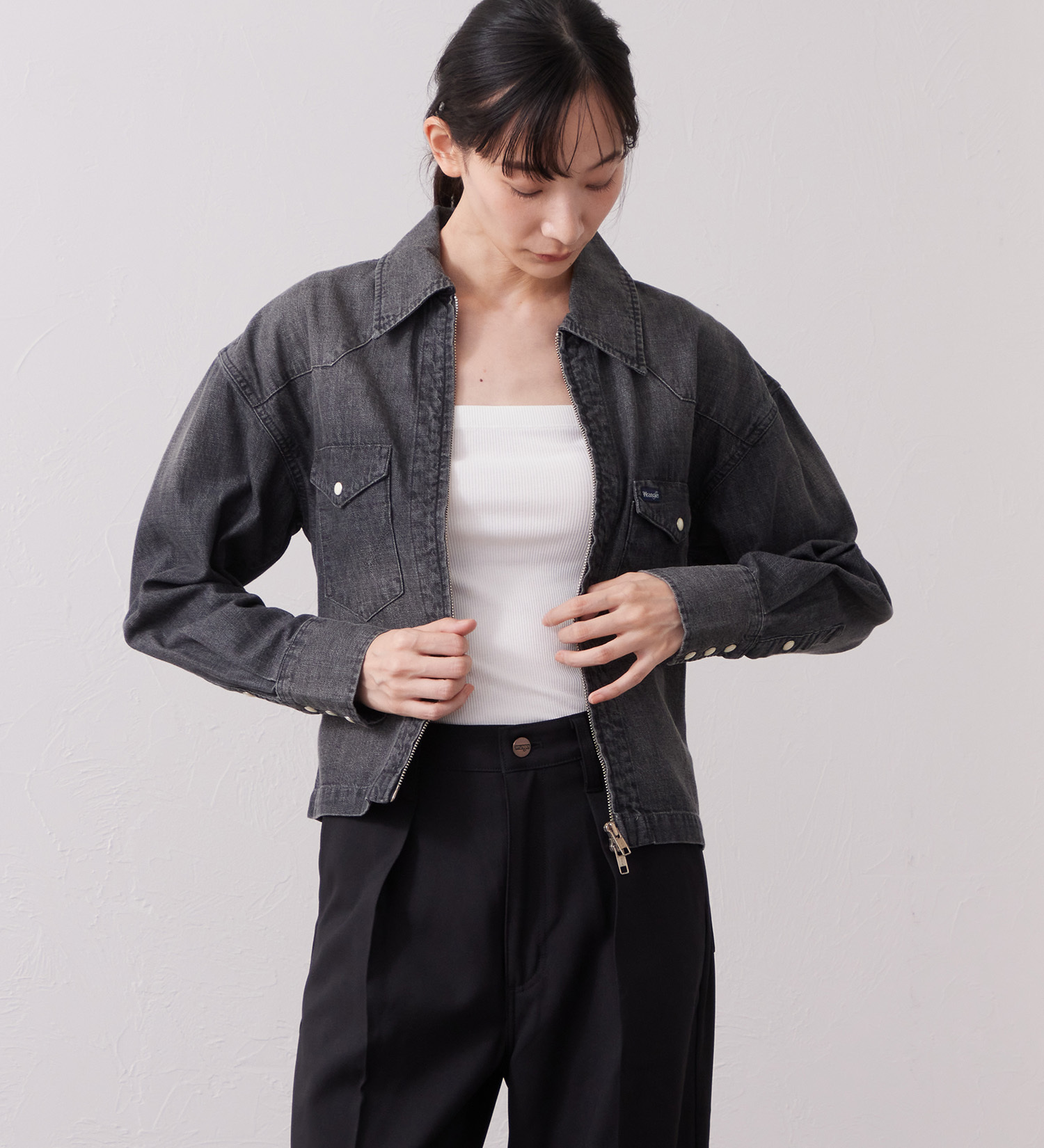 Wrangler(ラングラー)のWrangler CROPPED ZIP JACKET / クロップドジップデニムシャツジャケット|ジャケット/アウター/デニムジャケット/レディース|ブラックデニム