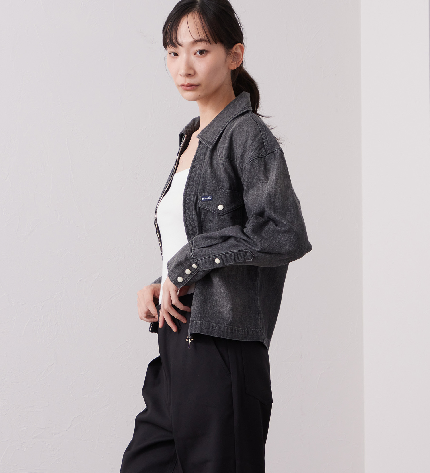 Wrangler(ラングラー)のWrangler CROPPED ZIP JACKET / クロップドジップデニムシャツジャケット|ジャケット/アウター/デニムジャケット/レディース|ブラックデニム