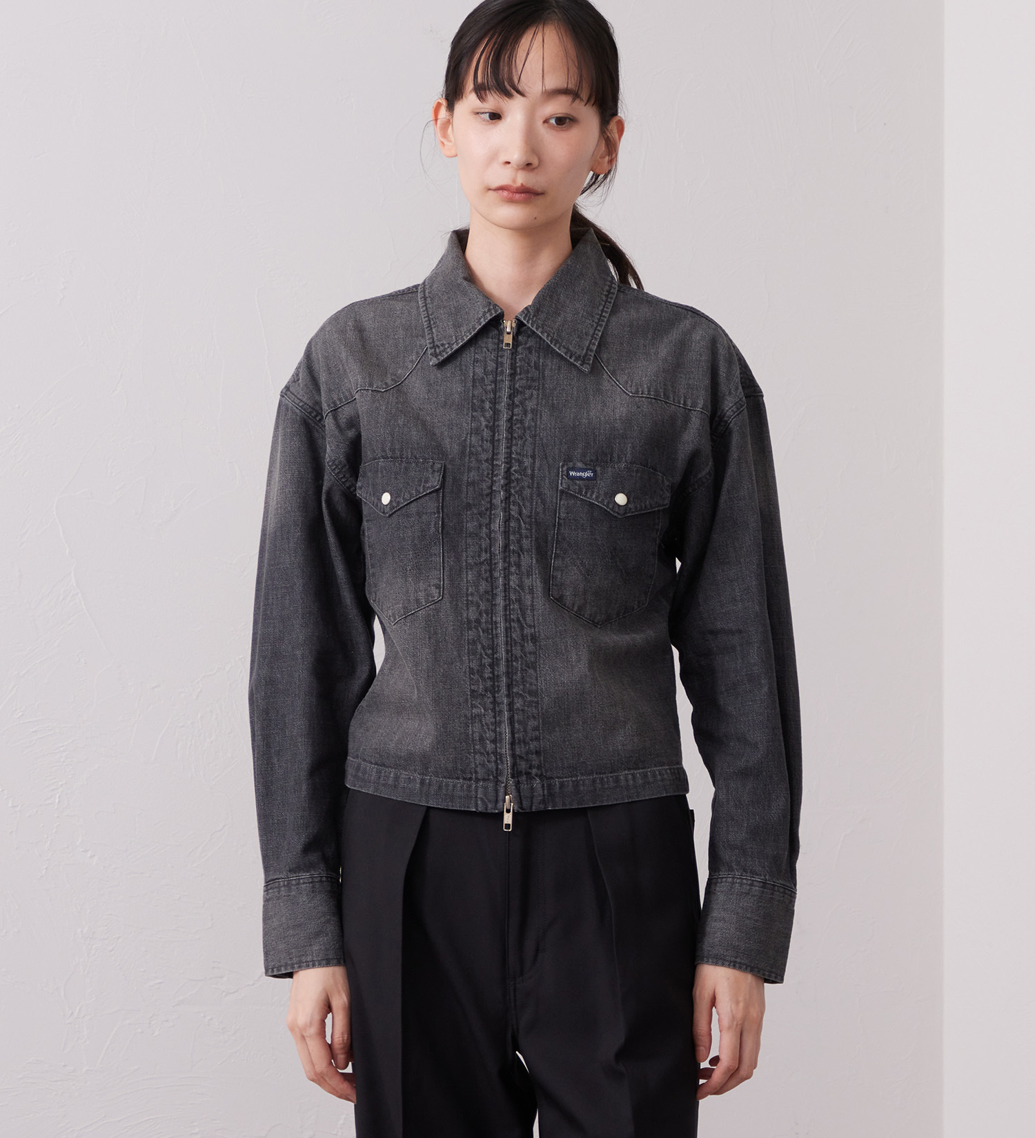 Wrangler(ラングラー)のWrangler CROPPED ZIP JACKET / クロップドジップデニムシャツジャケット|ジャケット/アウター/デニムジャケット/レディース|ブラックデニム
