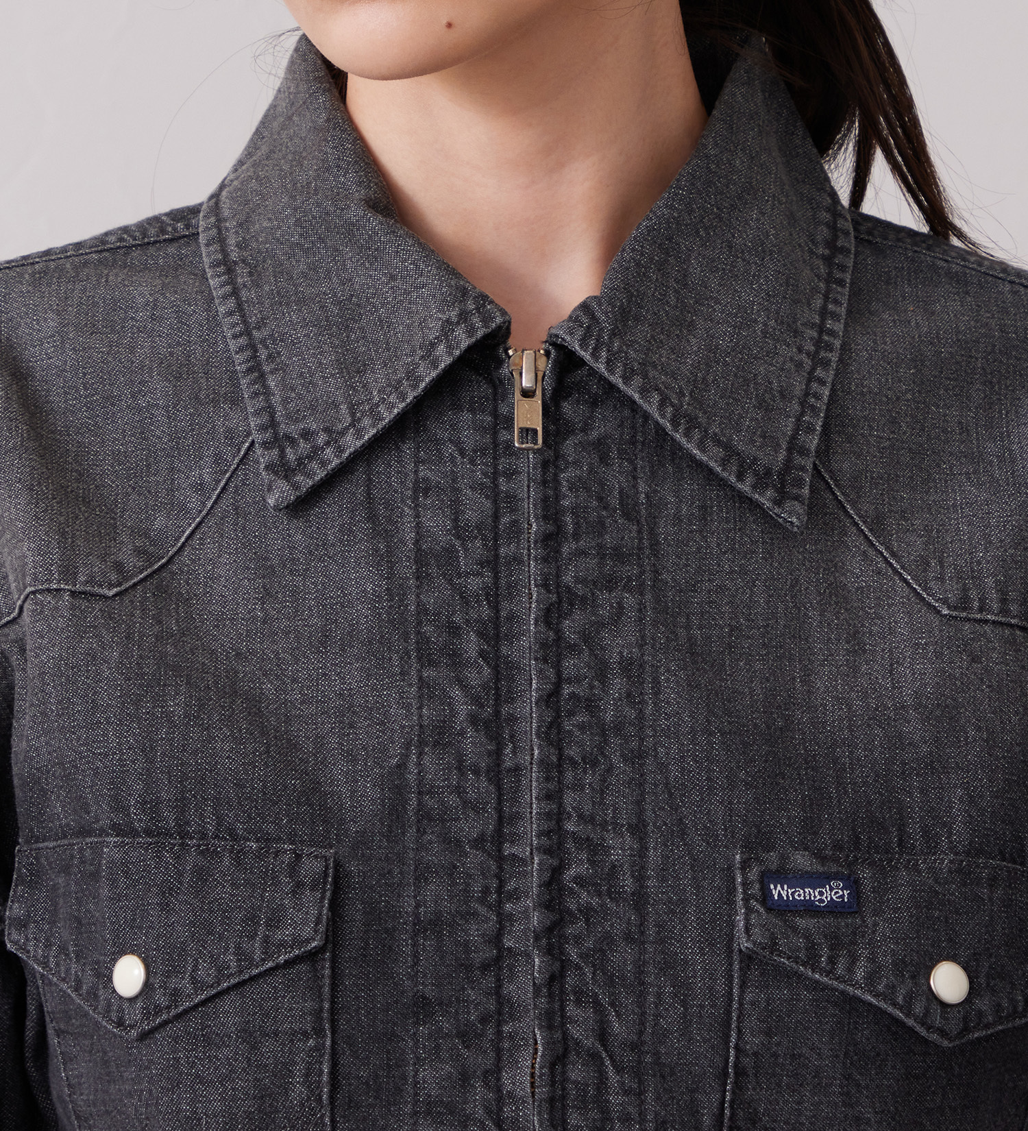 Wrangler(ラングラー)のWrangler CROPPED ZIP JACKET / クロップドジップデニムシャツジャケット|ジャケット/アウター/デニムジャケット/レディース|ブラックデニム