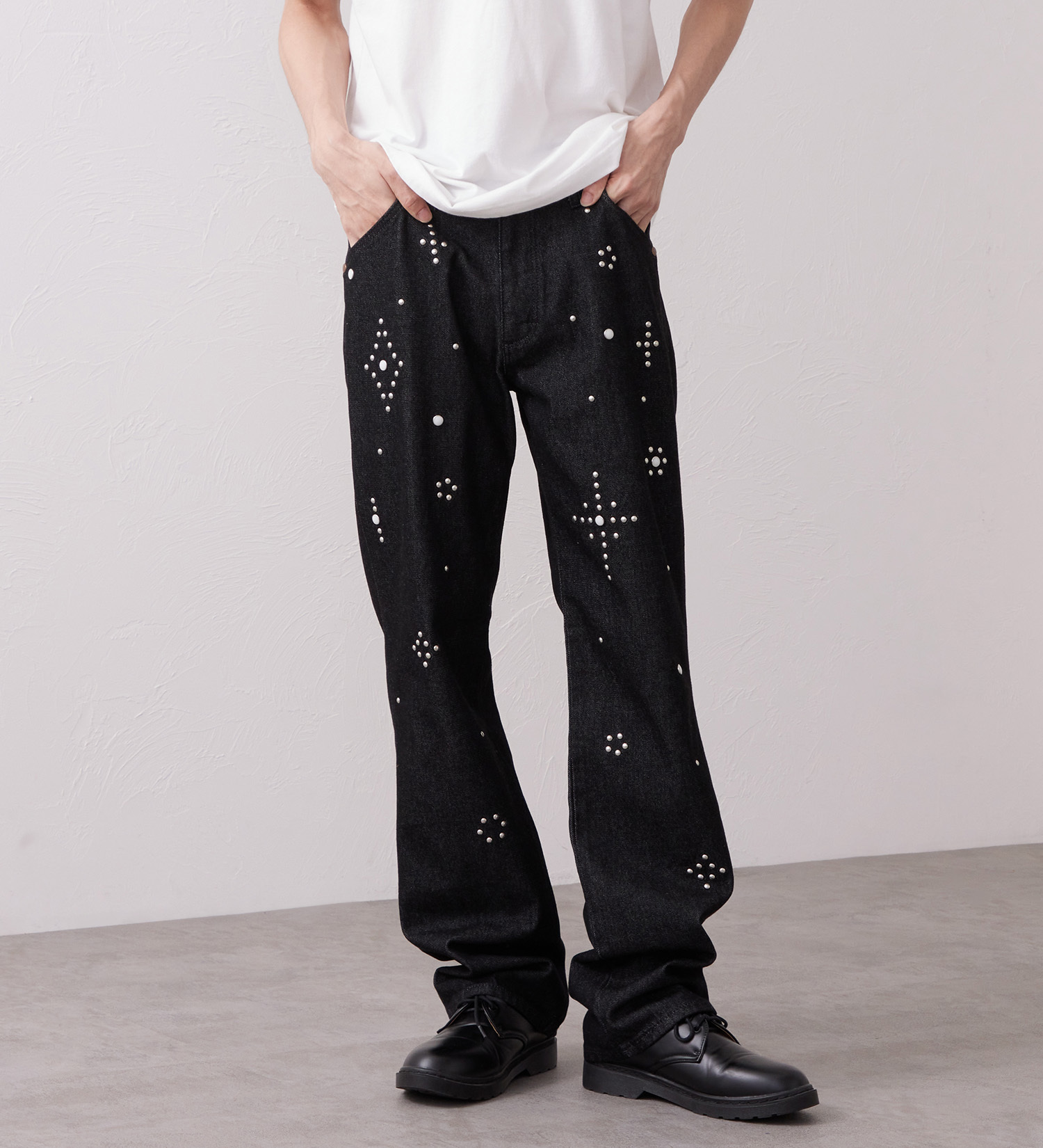 Wrangler(ラングラー)の13MWZ ストレートジーンズ スタッズ【US ORIGINAL】|パンツ/デニム/ジーンズパンツ/メンズ|ブラックデニム