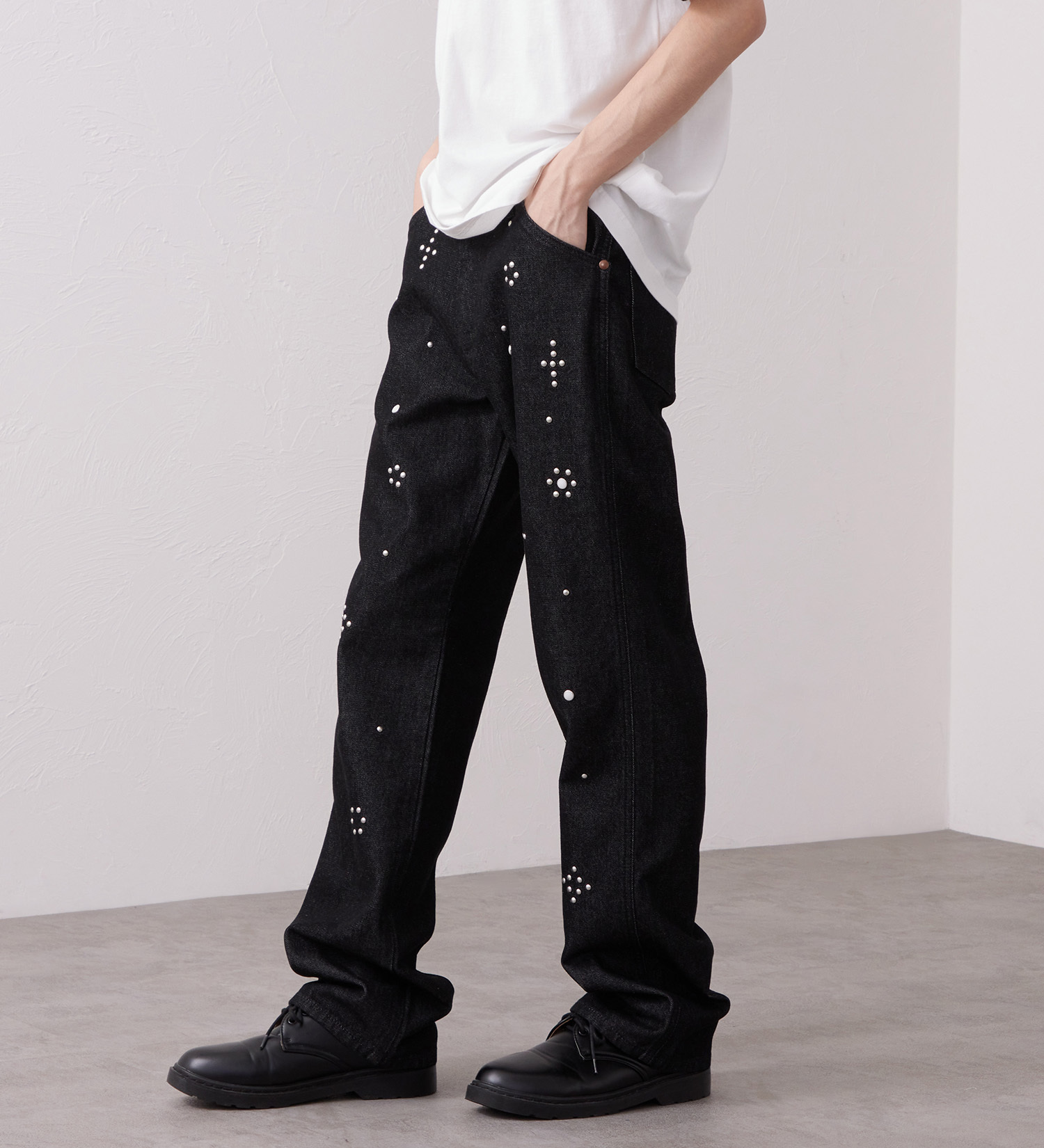 Wrangler(ラングラー)の13MWZ ストレートジーンズ スタッズ【US ORIGINAL】|パンツ/デニム/ジーンズパンツ/メンズ|ブラックデニム