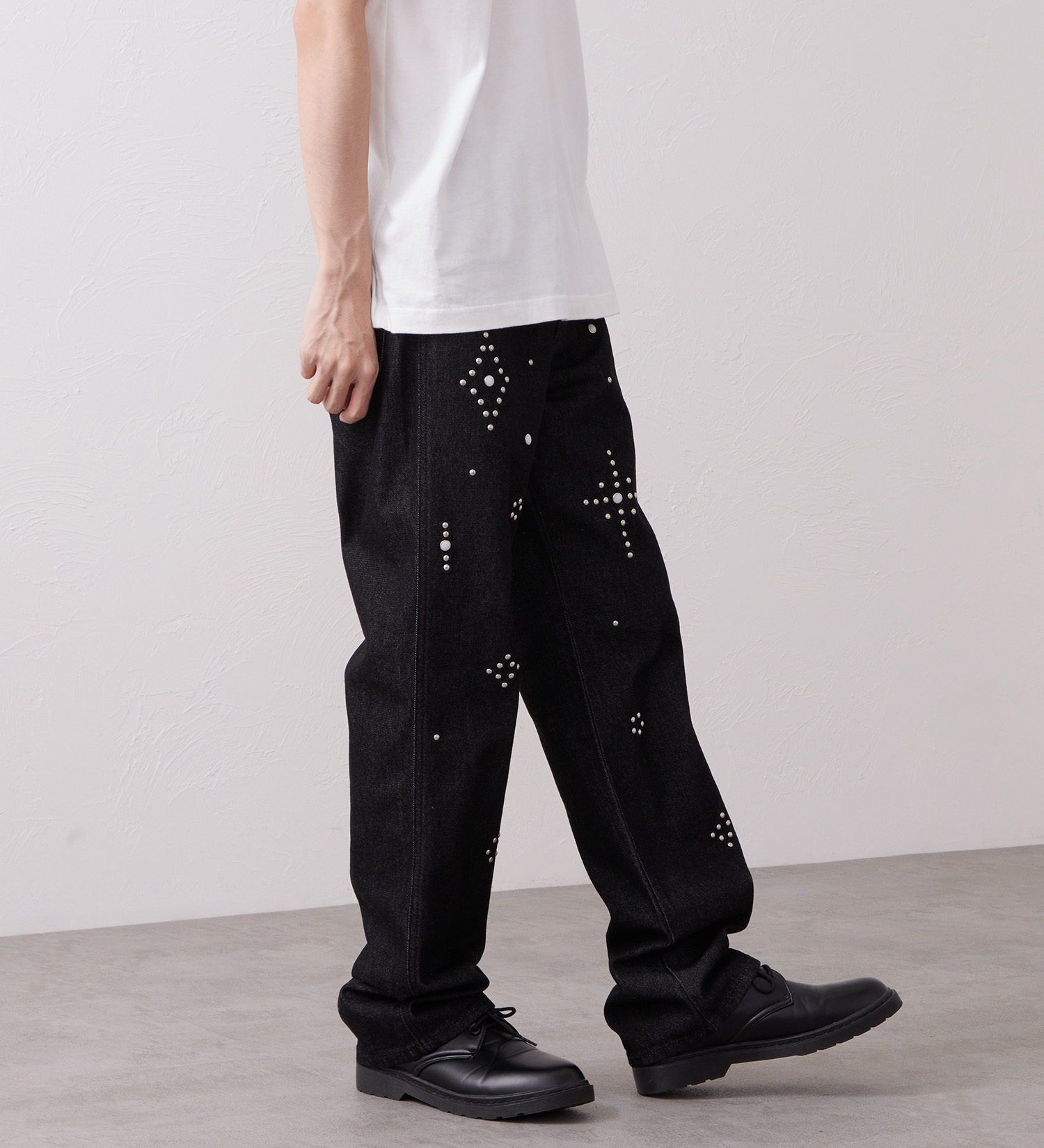 Wrangler(ラングラー)の13MWZ ストレートジーンズ スタッズ【US ORIGINAL】|パンツ/デニム/ジーンズパンツ/メンズ|ブラックデニム