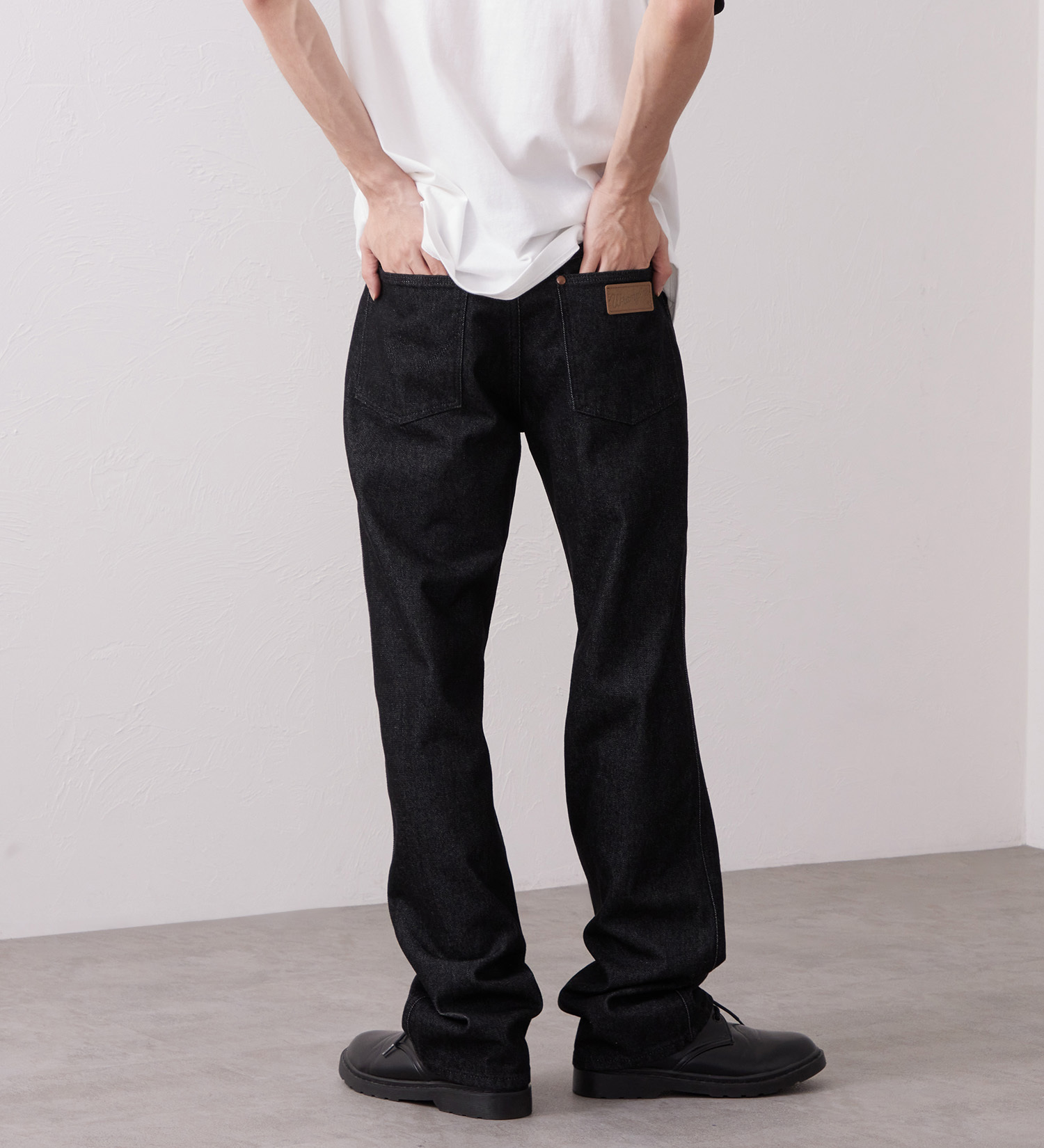 Wrangler(ラングラー)の13MWZ ストレートジーンズ スタッズ【US ORIGINAL】|パンツ/デニム/ジーンズパンツ/メンズ|ブラックデニム