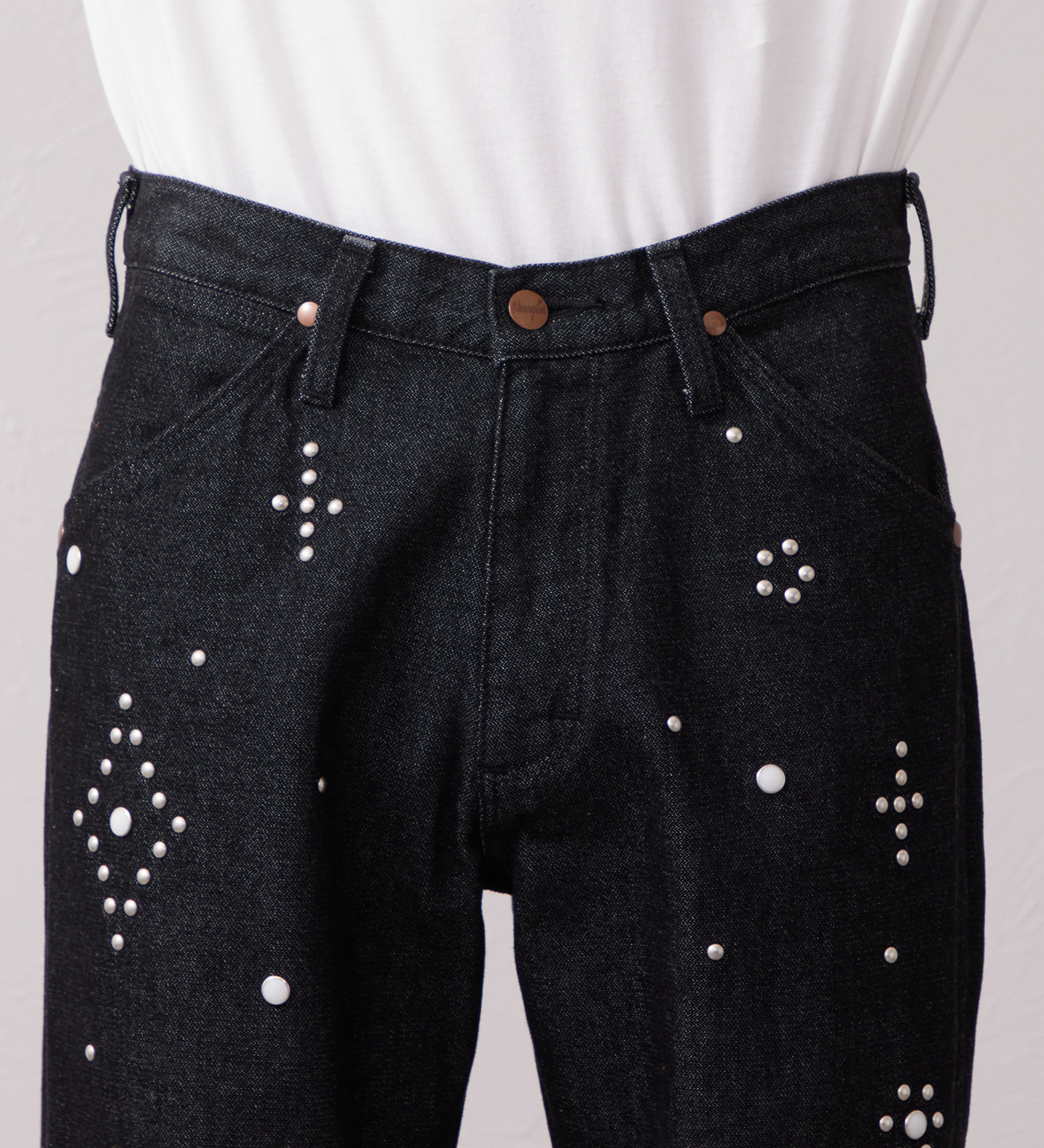 Wrangler(ラングラー)の13MWZ ストレートジーンズ スタッズ【US ORIGINAL】|パンツ/デニム/ジーンズパンツ/メンズ|ブラックデニム