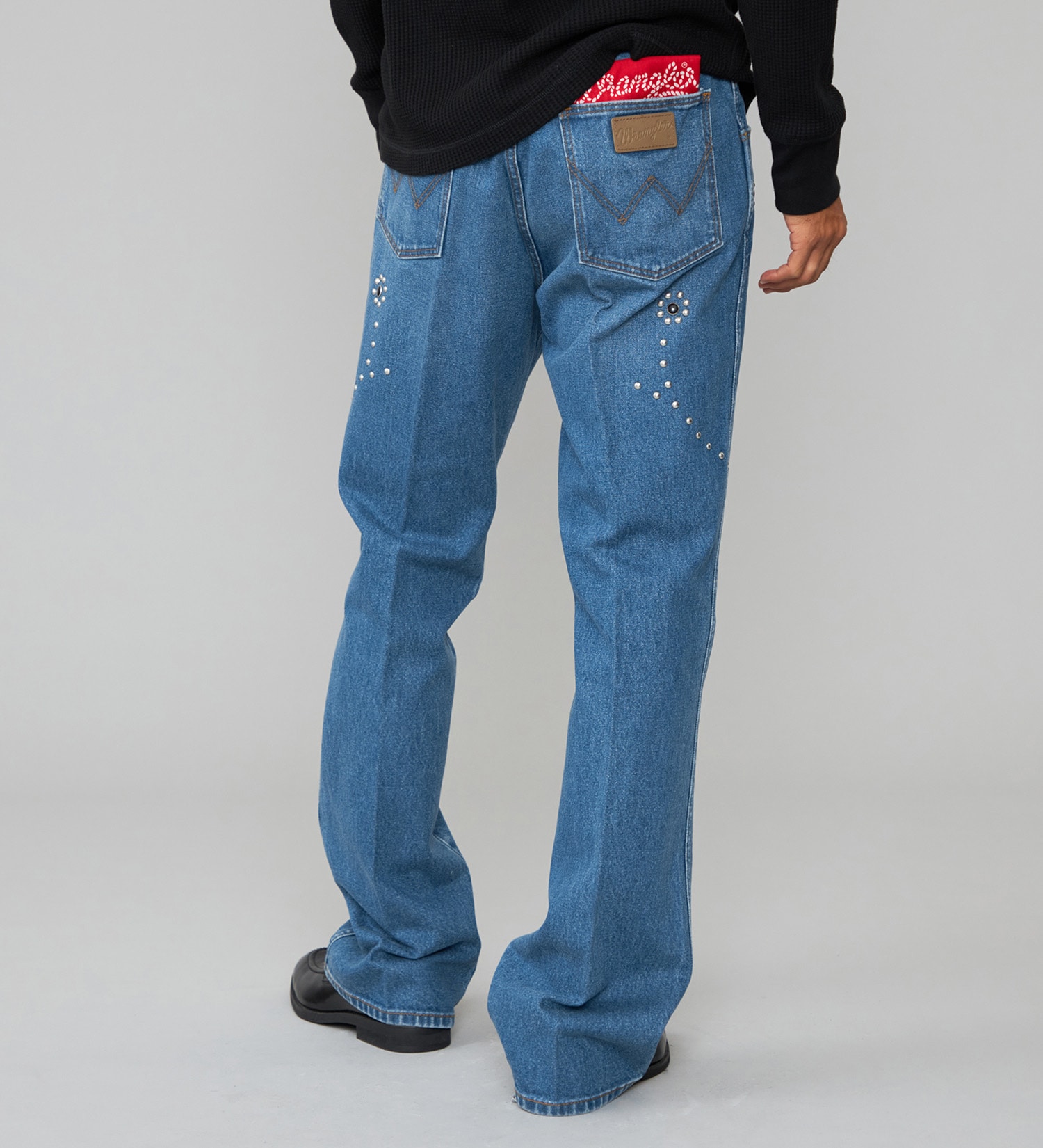 Wrangler(ラングラー)の【US ORIGINAL】77MWZ フレアジーンズ|パンツ/デニム/ジーンズパンツ/メンズ|中色ブルー