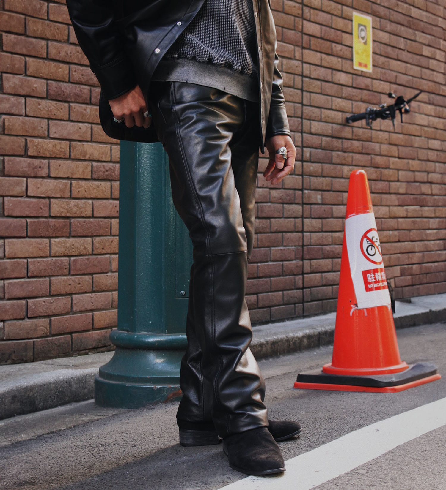 Wrangler(ラングラー)の【試着対象】77MWZ LEATHER【ゴートレザー】/フレアーパンツ|パンツ/パンツ/メンズ|ブラック