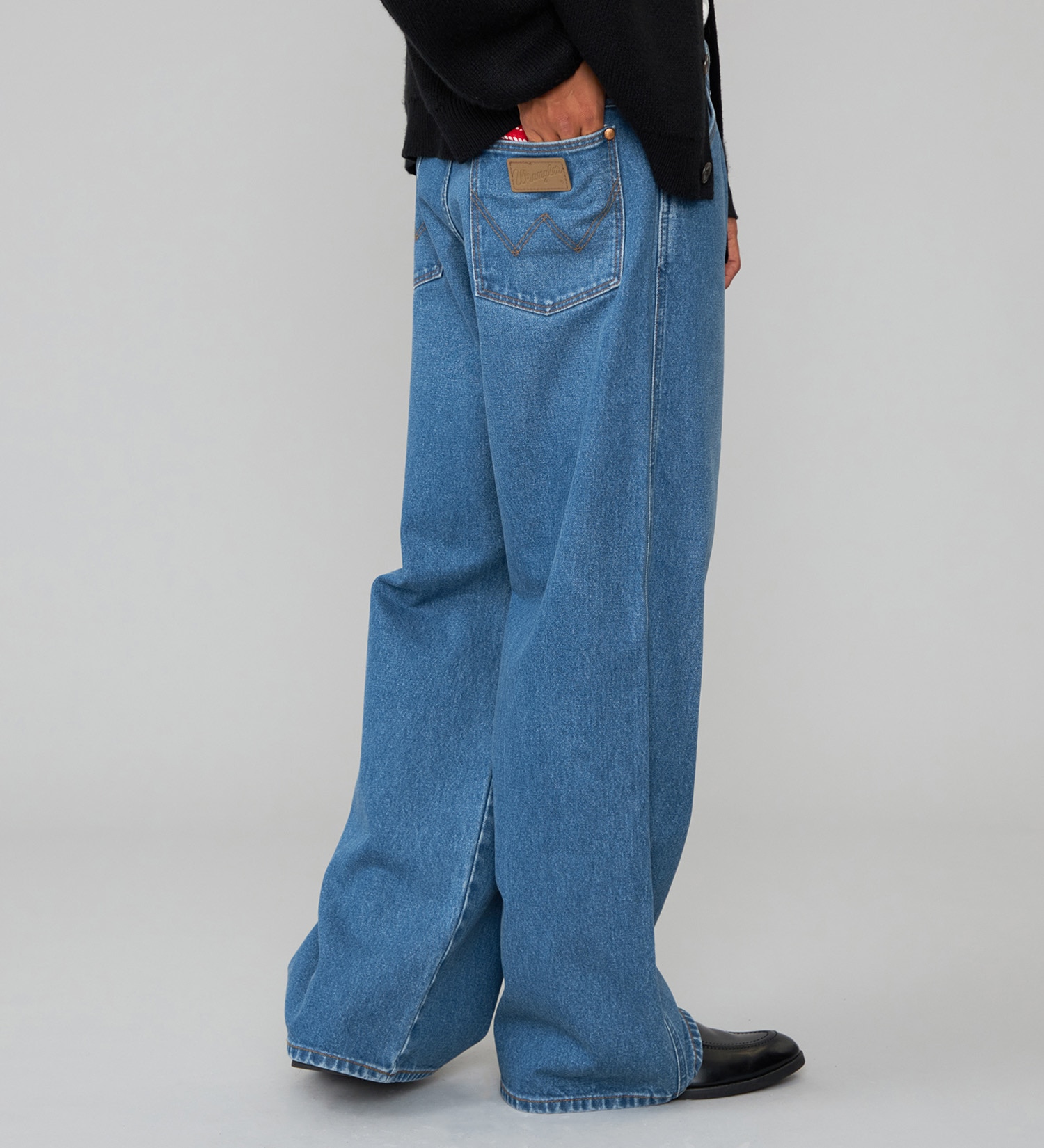Wrangler(ラングラー)の【US ORIGINAL】ワイドジーンズ|パンツ/デニム/ジーンズパンツ/メンズ|中色ブルー